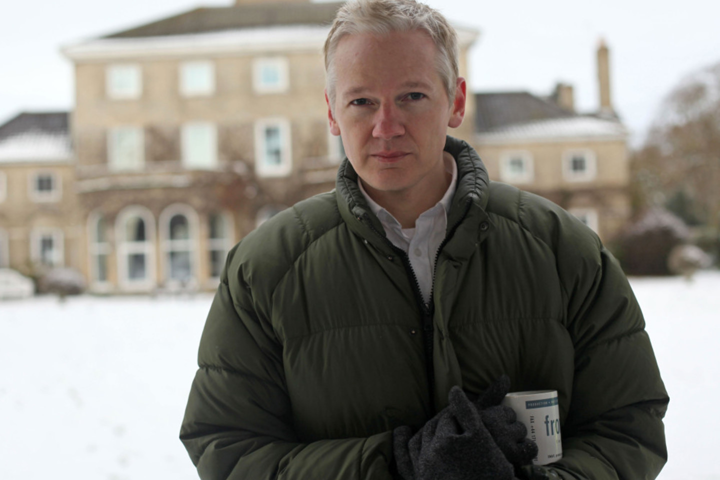 Iš 39 metų J.Assange'o atimtas ir pasas.