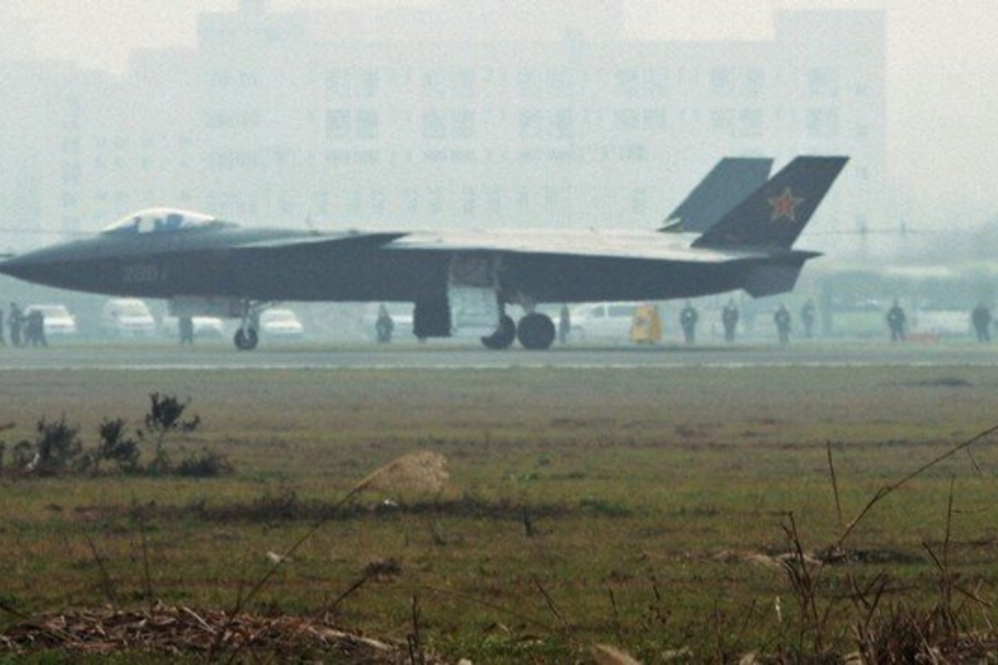 Nesusekamas naikintuvas J-20.