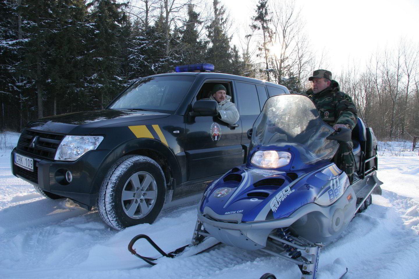Pasieniečių ekipažas palei sieną su Rusija patruliavo sniego rogėmis „Arctic Cat“.