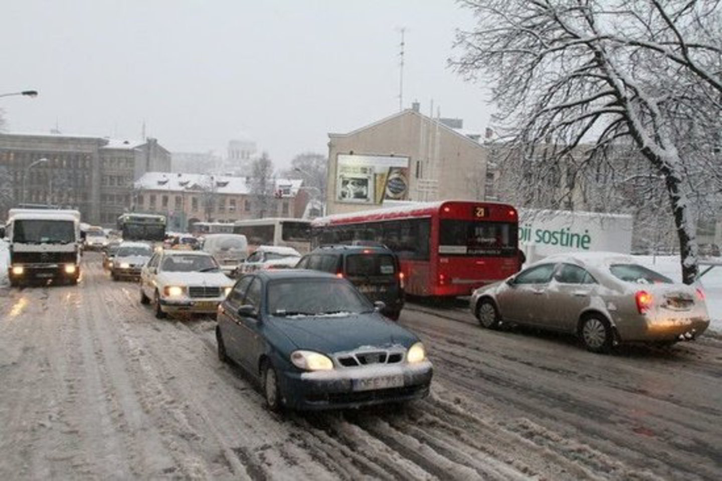 Pabarsčius kelių dangos tampa drėgnos.