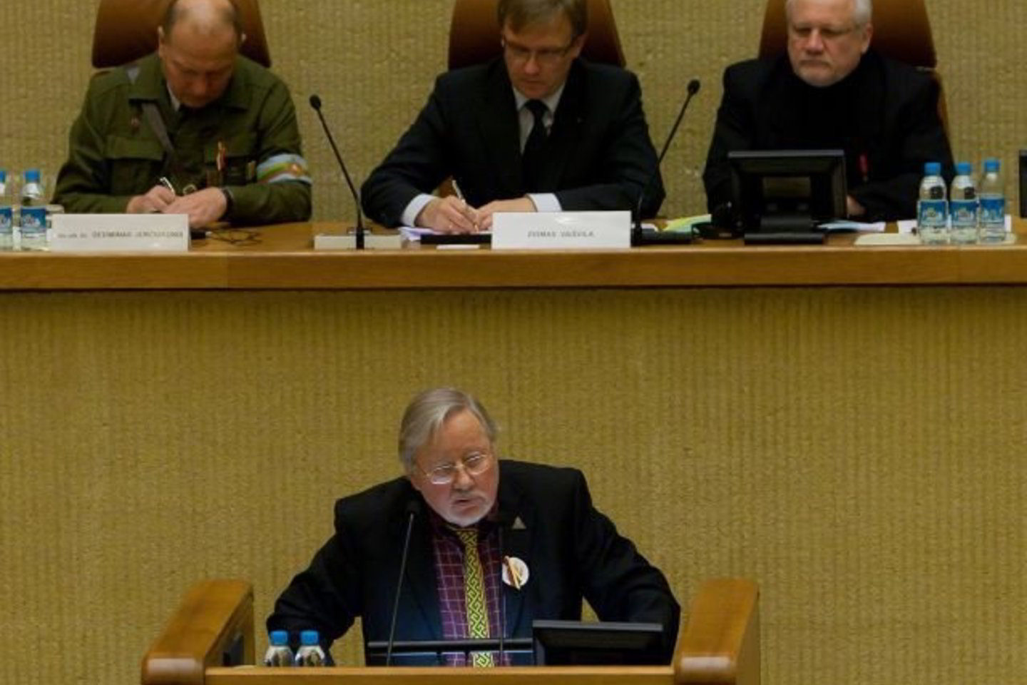 „Bolševikėliai antai įsteigė kažkokį raudoną „frontą“, nors tikrasis Lietuvos frontas tebėra nubrėžtas krauju nuo pat Sausio 13-osios“, - sako V.Landsbergis.
