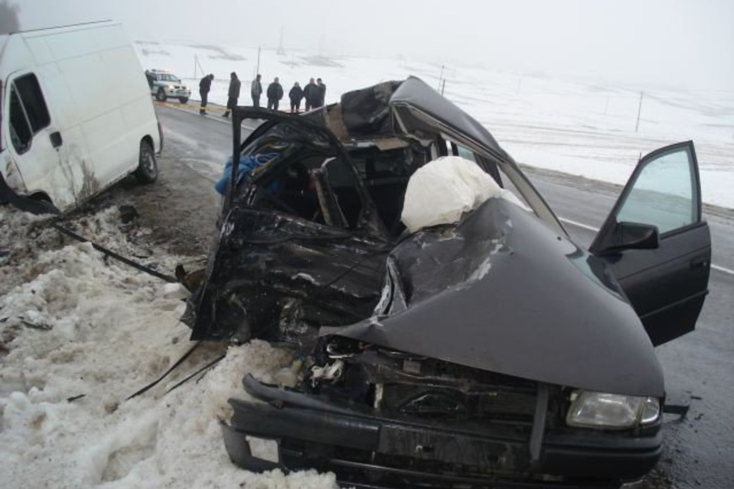 Galingas smūgis sumaitojo automobilį „Opel“.