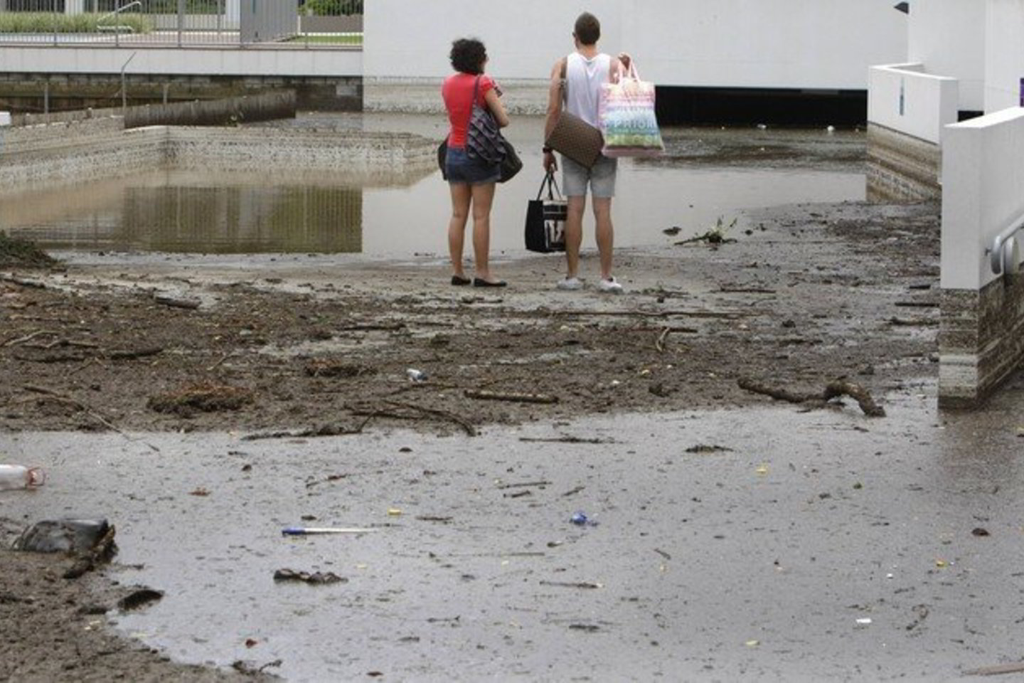 Uždaryti keliai neleidžia nugabenti prekių į paskirties vietas.