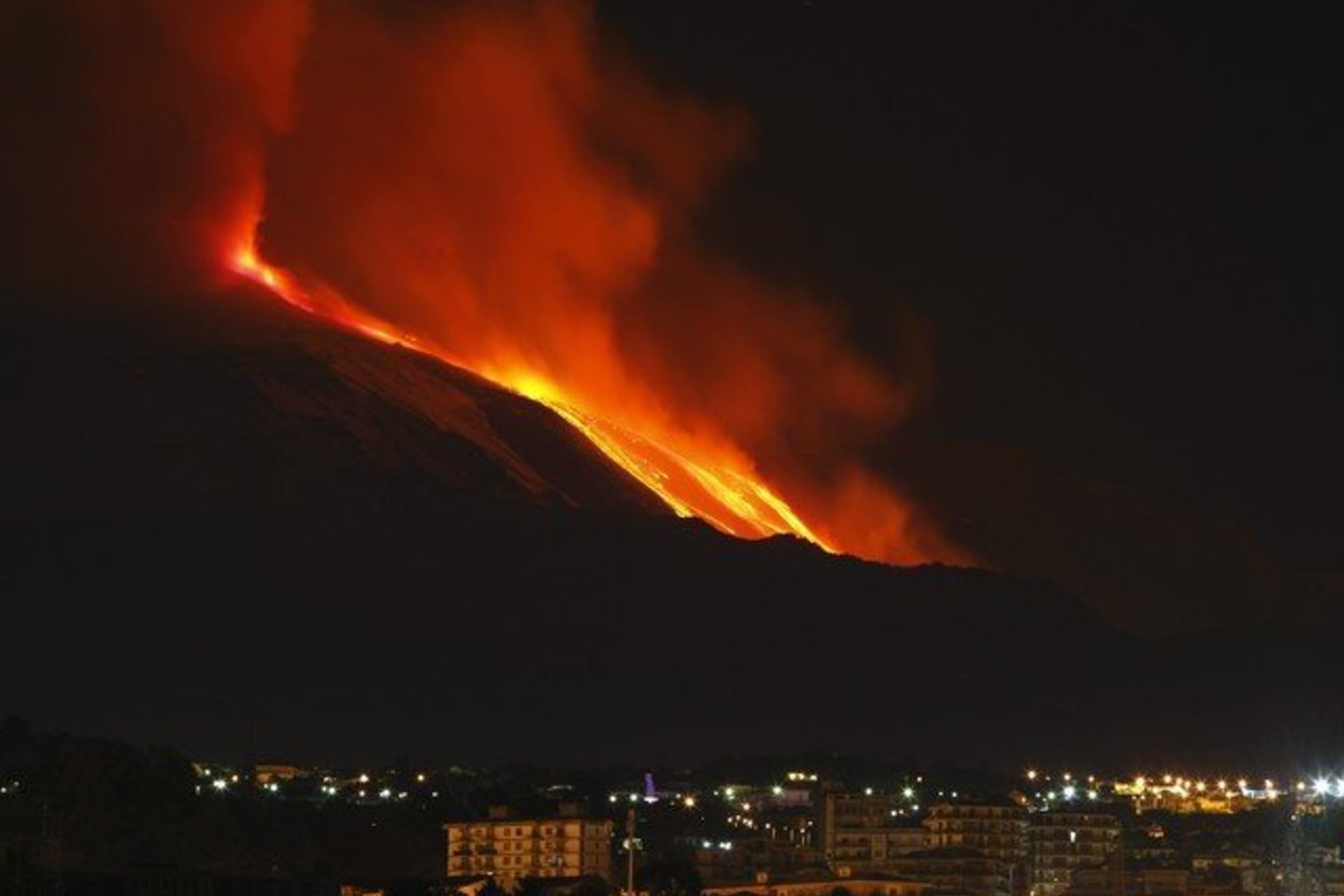Etna išmetė pliūpsnį lavos, kuri nutekėjo kalno šlaitais.