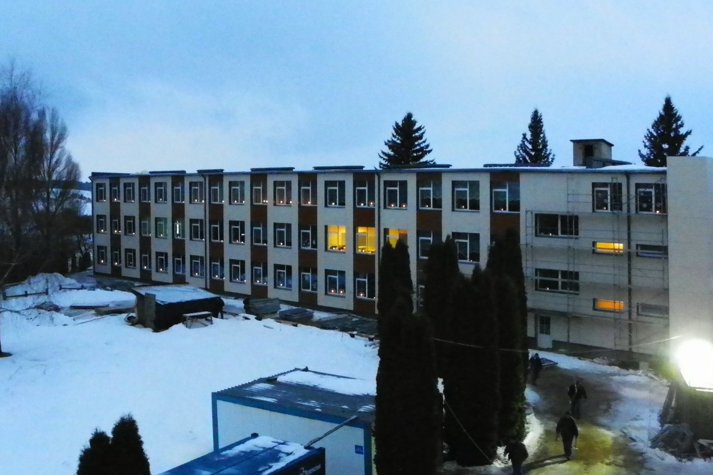 Žvakelės sužibo ir Lazdijų rajono Seirijų Antano Žmuidzinavičiaus gimnazijos languose.