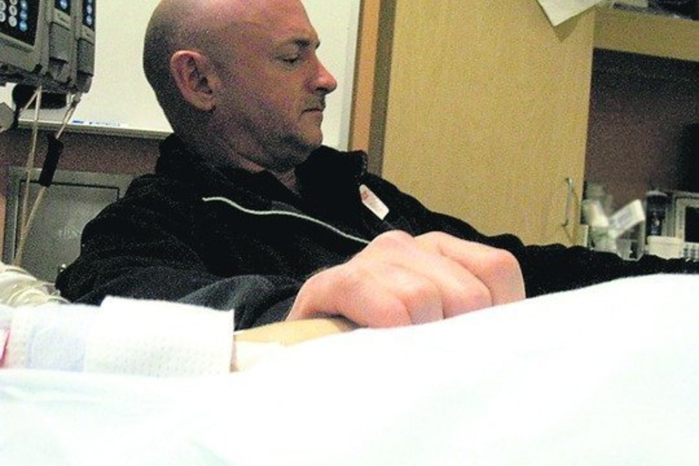 Vakar, žudynių aukų laidotuvių dieną, JAV išplatinta ir nuotrauka iš Kongreso narės G.Giffords ligoninės palatos. Joje matyti politikės vyras astronautas M.Kelly, už rankos laikantis sužeistą žmoną.