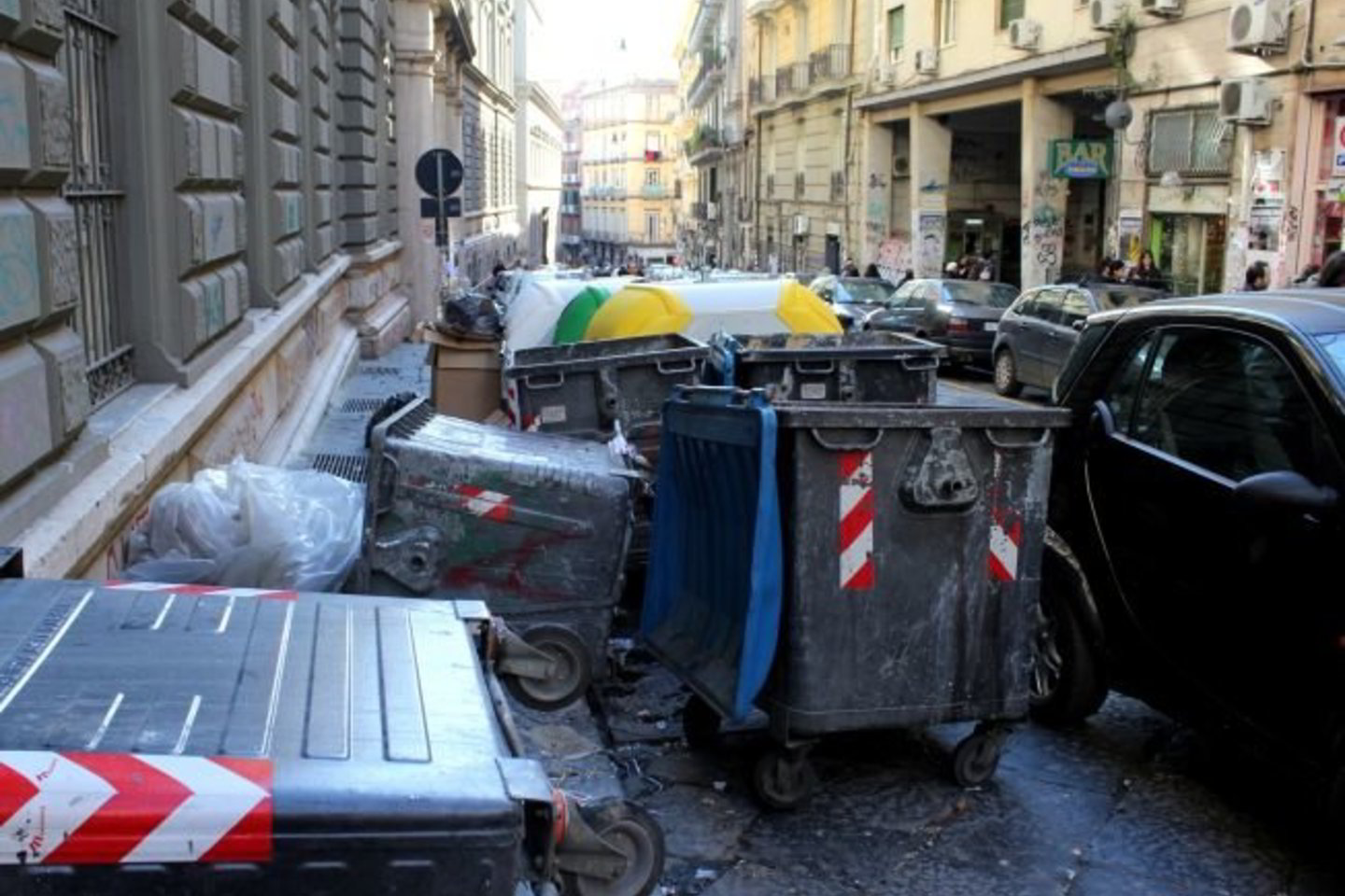 Neapolio gatvėse vis dar pastebimi „šiukšlių krizės“ pėdsakai.