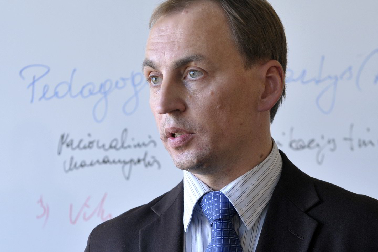 Viešųjų pirkimų tarnybos vadovas Ž.Plytnikas sakė, kad pirkimas neskelbiamų derybų būdu yra pernelyg paplitęs ir juo piktnaudžiaujama.