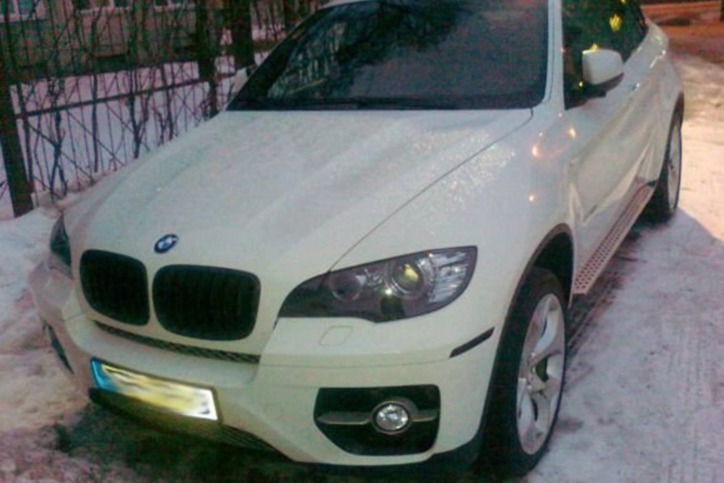 Buvo surasti trys nuslėpti automobiliai.