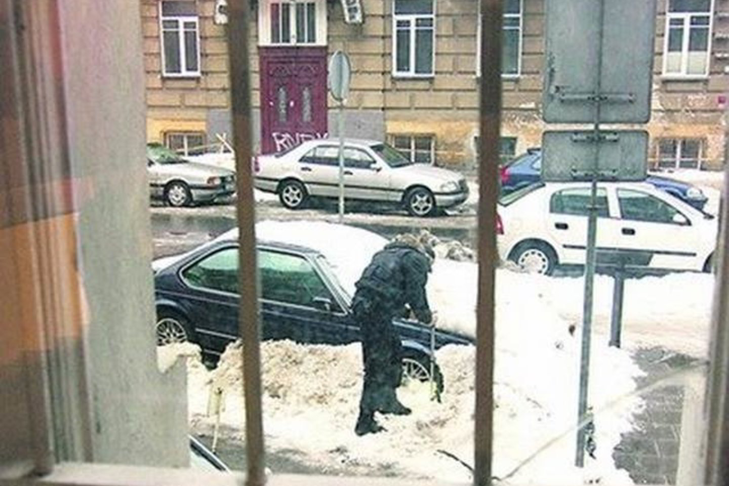 BMW automobilis po Genocido aukų muziejaus langais stovi beveik metus.