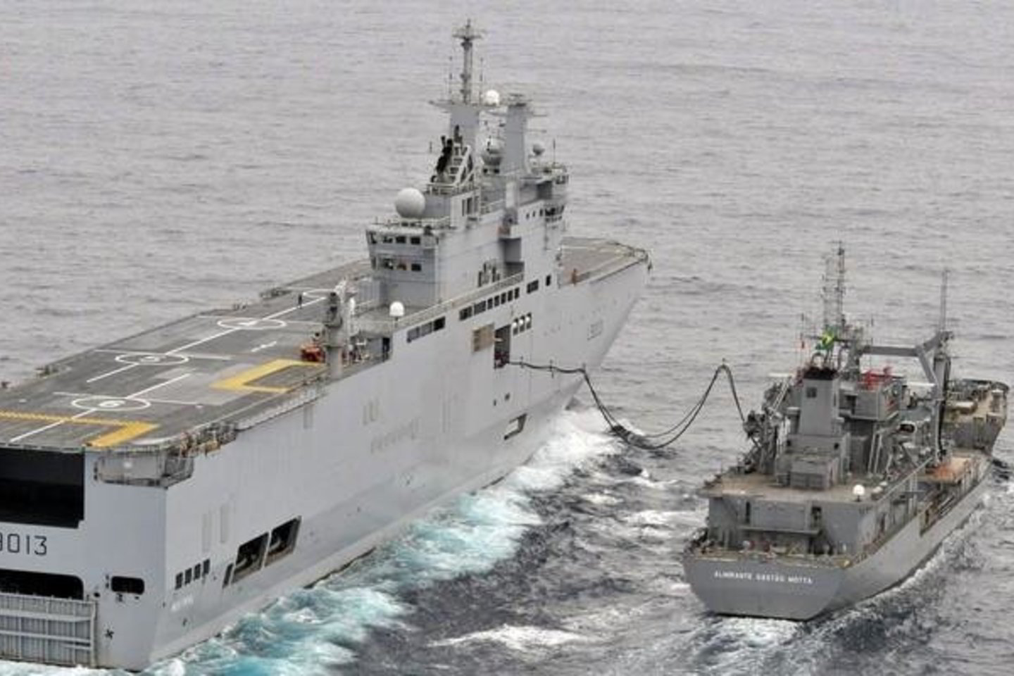 2010 metų gruodžio mėnesį žiniasklaida pranešė, kad Rusija sumokės Prancūzijai 1,37 mlrd. eurų (4,73 mlrd. litų) už du „Mistral“ klasės karo laivus, kuriuos Maskva susitarė įsigyti iš Paryžiaus.