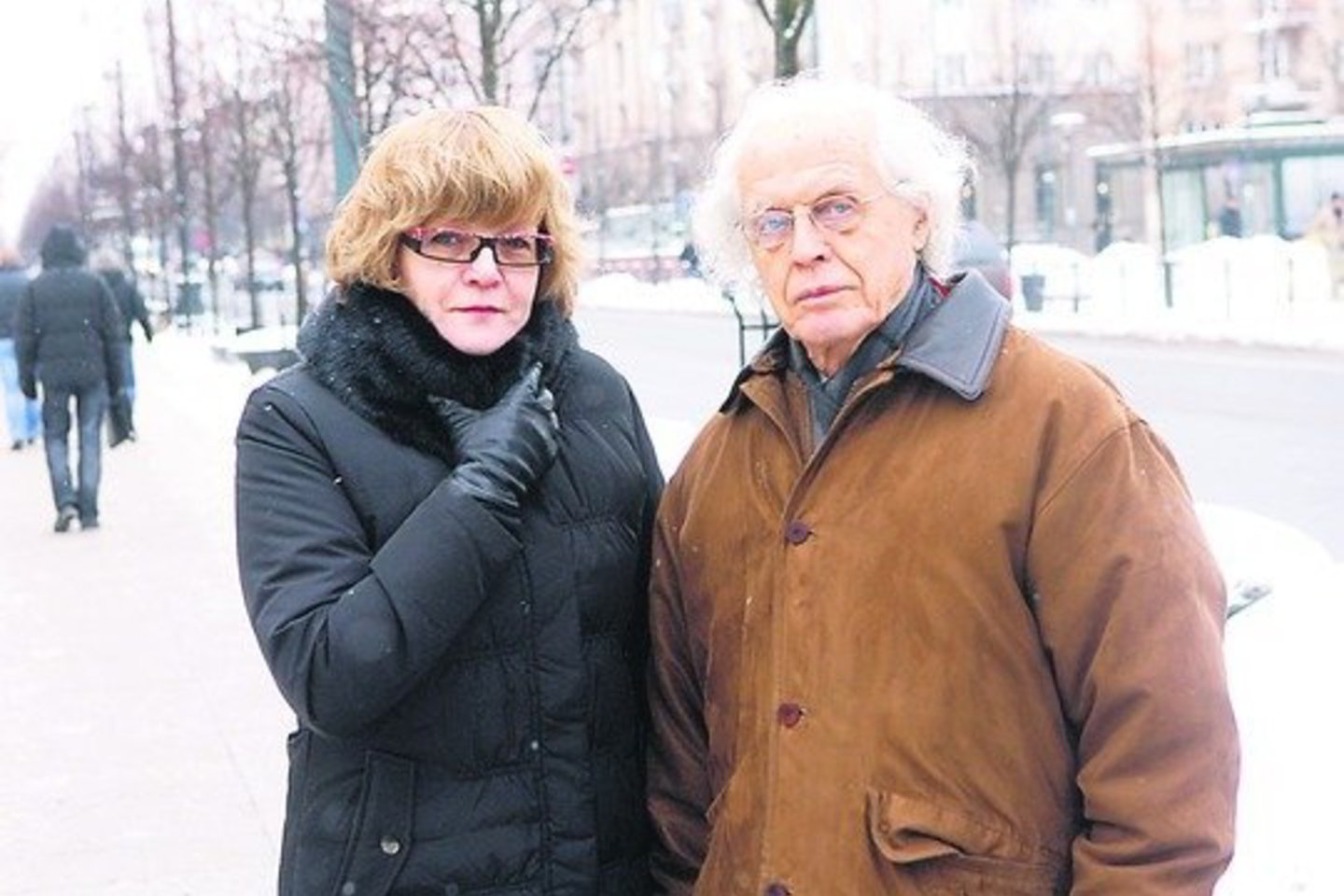Neseniai antrą žmoną palaidojusį ir iš Vašingtono į Vilnių sugrįžusį P.Tupiką guodžia duktė Daiva iš pirmosios santuokos.