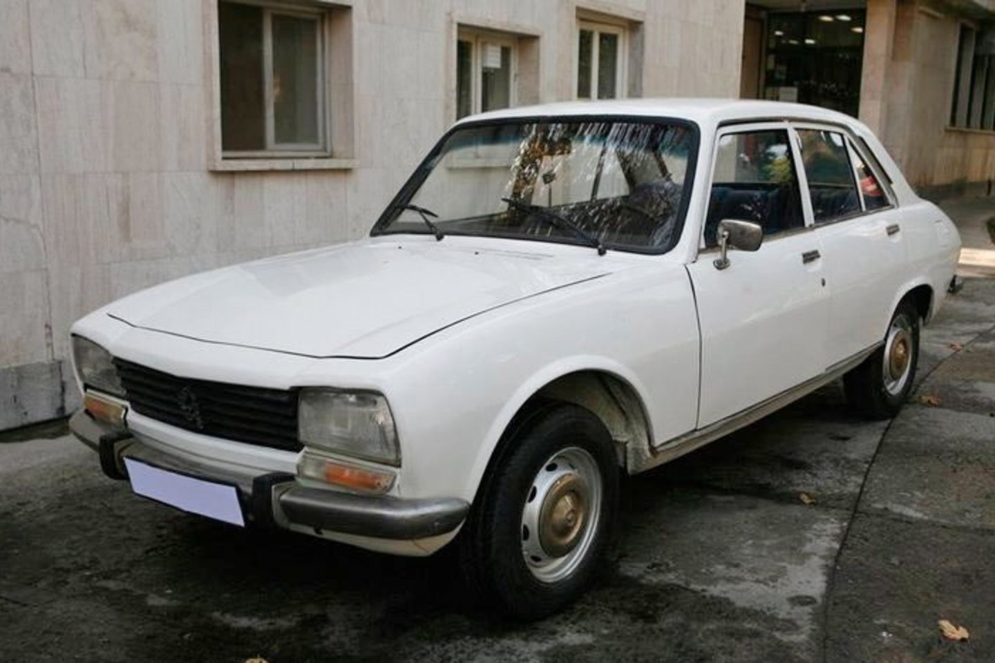 M. Ahmadinejado idėja parduoti savo baltą „Peugeot 504“ automobilį vadinama mėginimu padaryti gerą įspūdį jauniems iraniečiams.