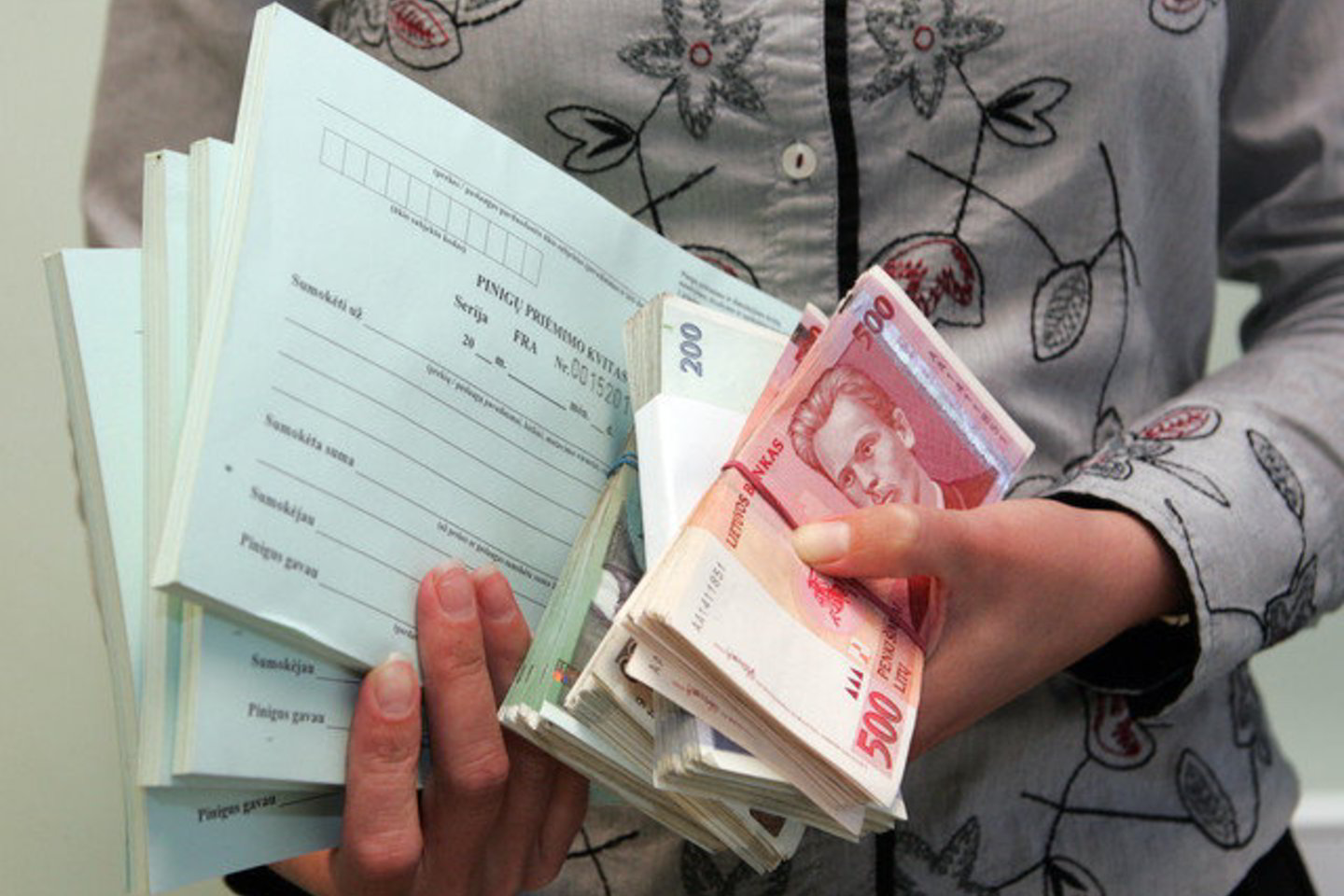 Įtarimai Finansų departamento vadovėms pateikti, kai už didelės sumos pinigų iššvaistymą teisiama buvusi Seimo kasininkė R.Petkelienė prabilo apie esą buvusią netvarką Seimo kanceliarijos buhalterijoje.