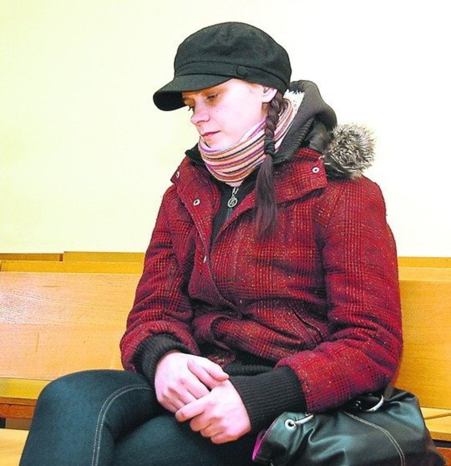 Nuosprendžio išklausyti atvykusi L.Myniotaitė sėdėjo nudelbusi akis.