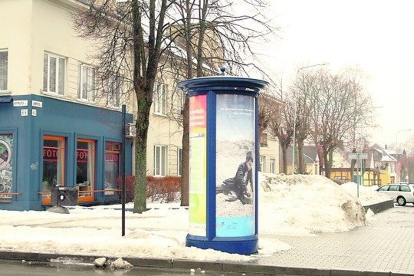 Reklamą pro kabinetų langus matantys Palangos savivaldybės vadovai pernai už ją pinigų nepasigedo.