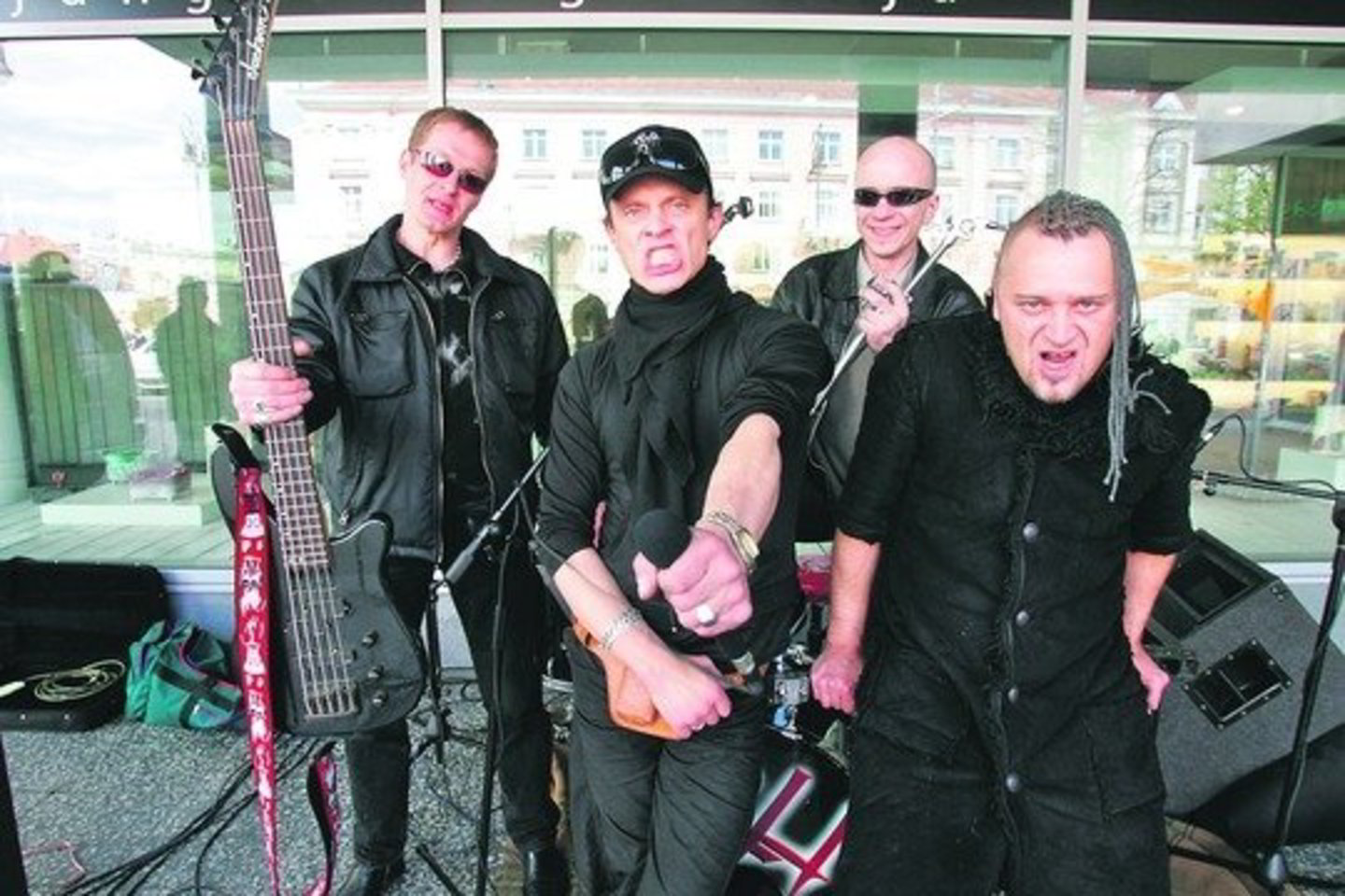Grupės „Rebelheart” gitaristas D.Urbanavičius (dešinėje) į repeticijų salę jau mėnesį vaikšto sugipsuota koja.