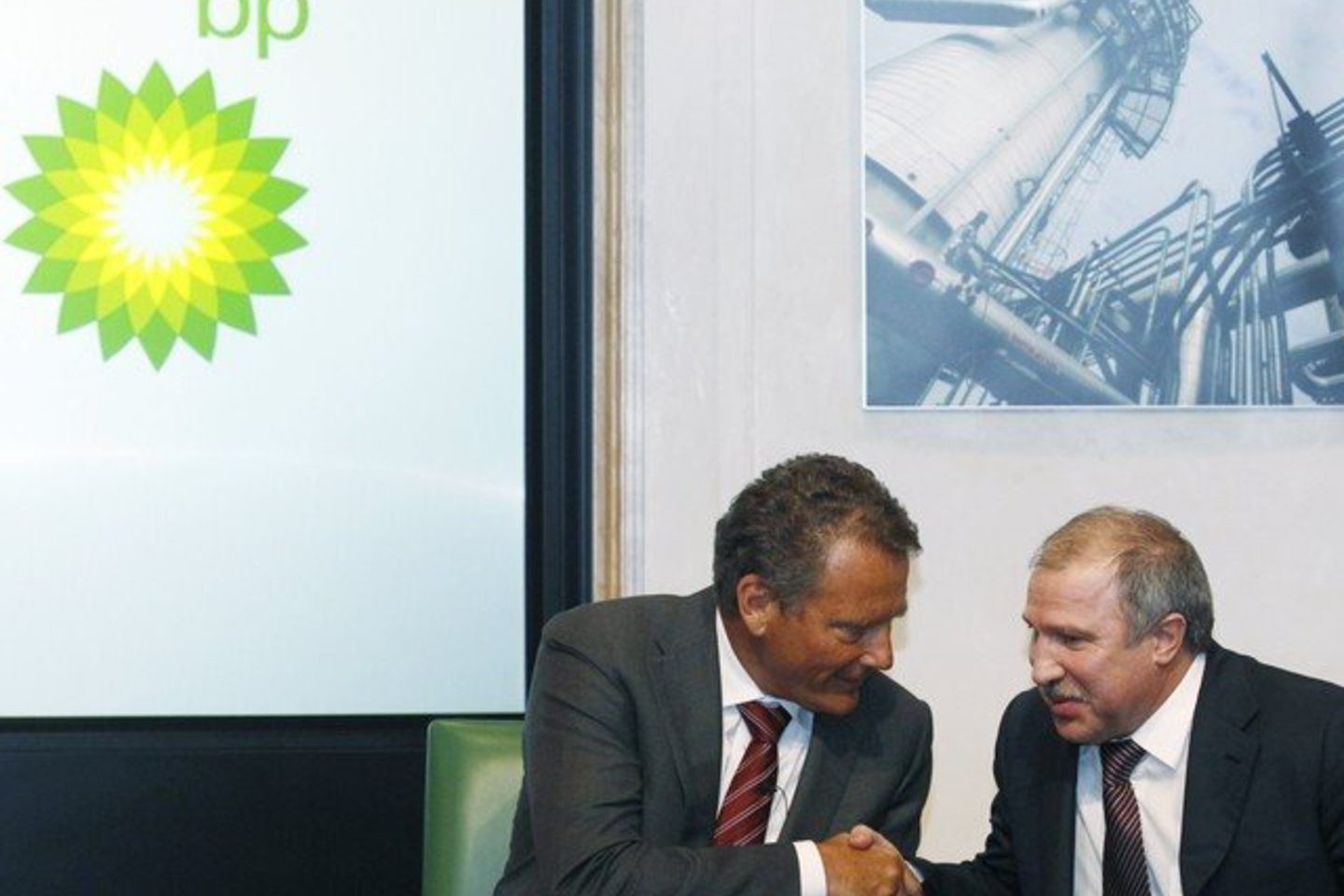 Britų ir rusų bendrovės BP ir „Rosneft“ paskelbė steigiančios globalų strateginį aljansą, kuris grindžiamas bendru akcijų valdymu.