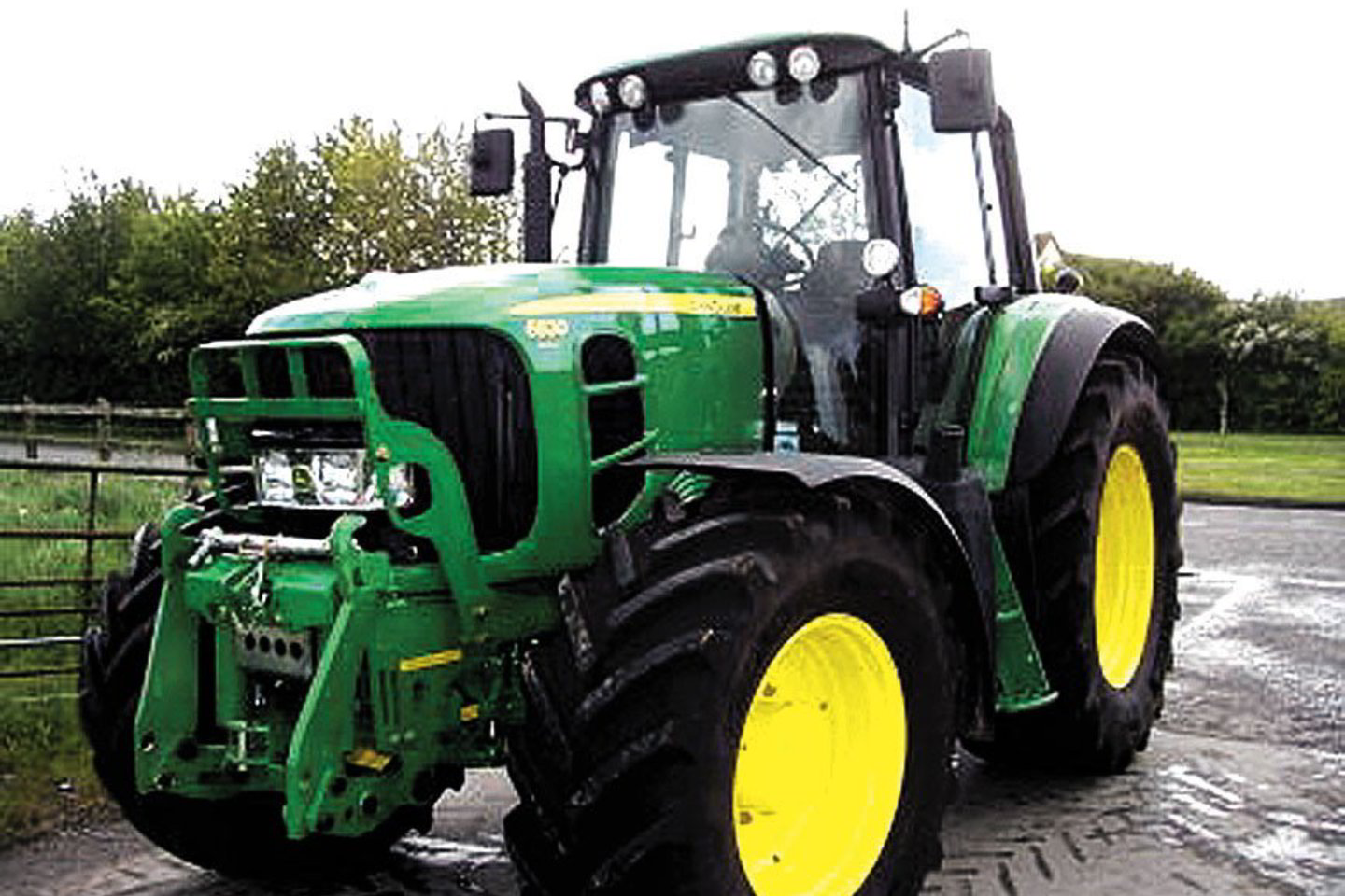 Tokio modelio traktorius „John Deere 6830“ pavogtas iš Panevėžio r. Kaišiaburio k. ūkininko.