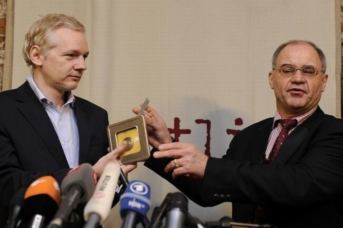 Spaudos konferencijos metu bankininkas perdavė „WikiLeaks“ įkūrėjui konfidencialią Šveicarijos bankų informaciją.