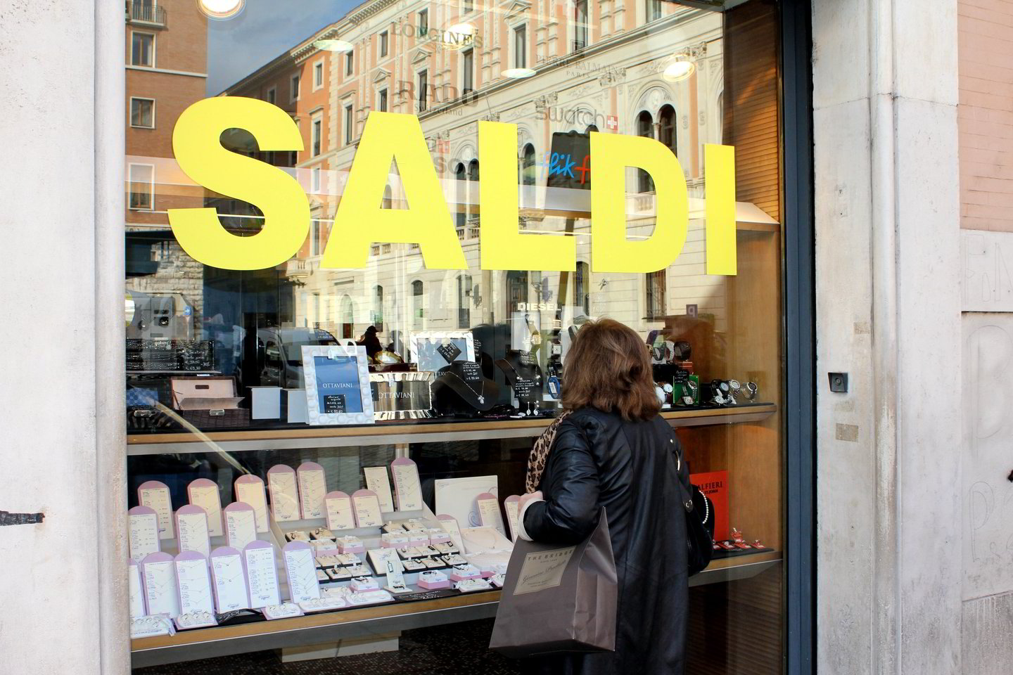 „Saldi“ – šis žodis nuo sausio pradžios iki kovo pabaigos šviečia iš beveik visų Italijos didmiesčių vitrinų.