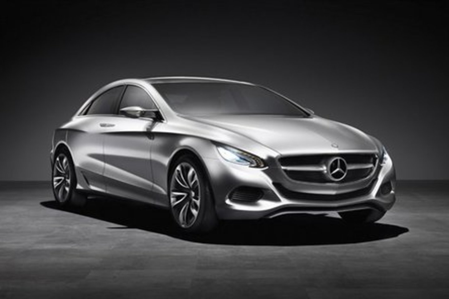„Mercedes-Benz“ žada netikėtumų.