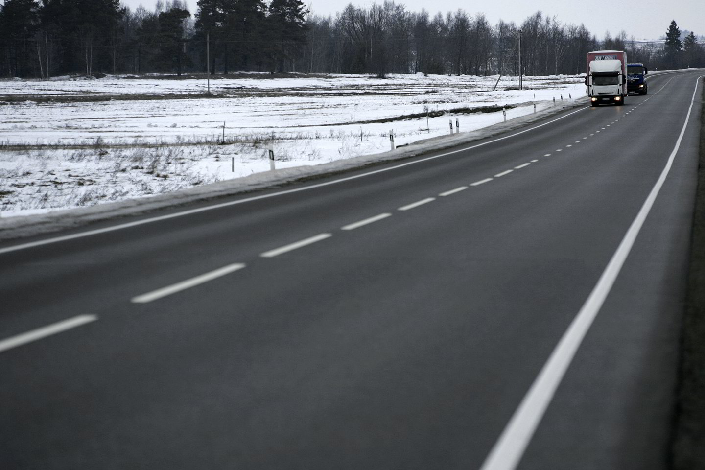 Rajoniniai keliai padengti ledu.