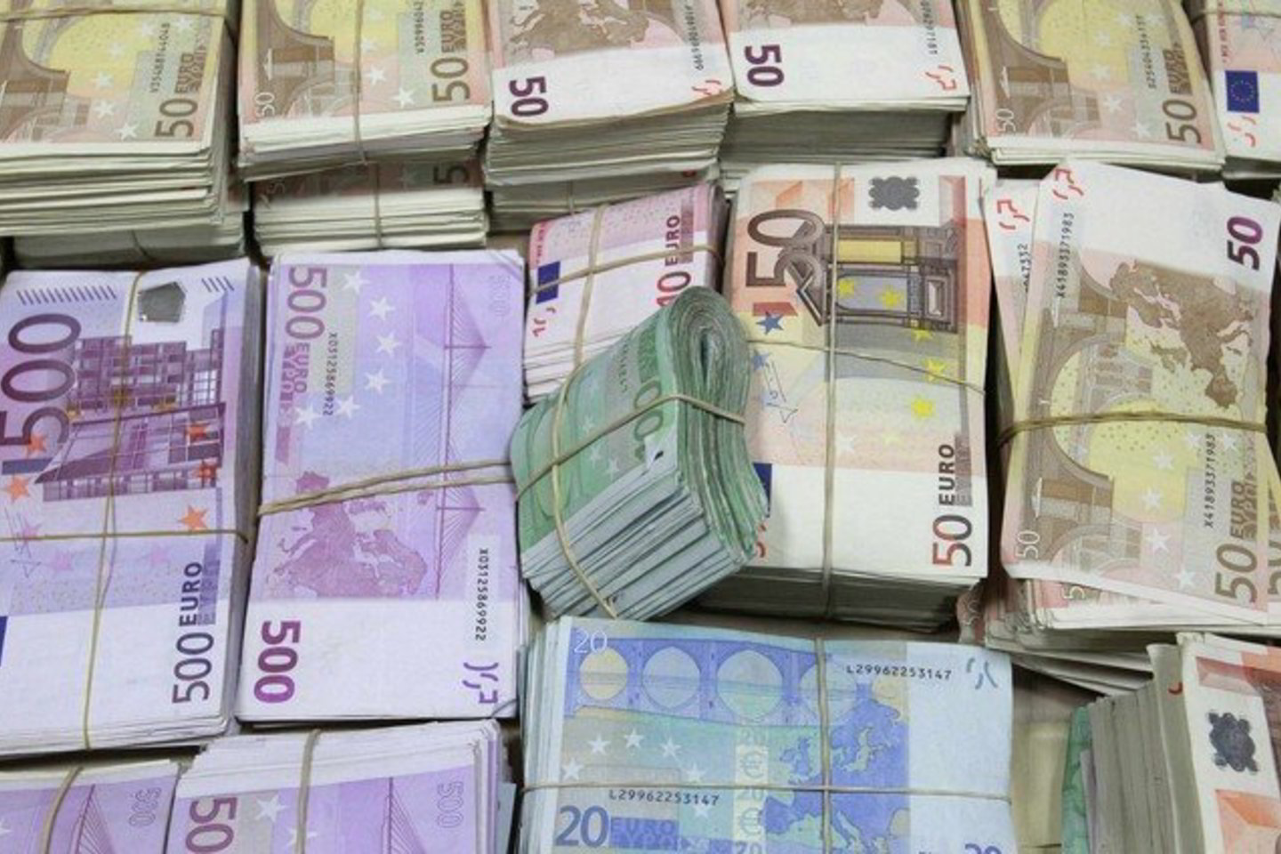 C.Bildtas pareiškė, kad didelis kiekis švedų pinigų trijų Baltijos šalių finansų sistemose ne tik nepakenkė joms, bet, priešingai - padėjo įveikti krizę ir recesiją.