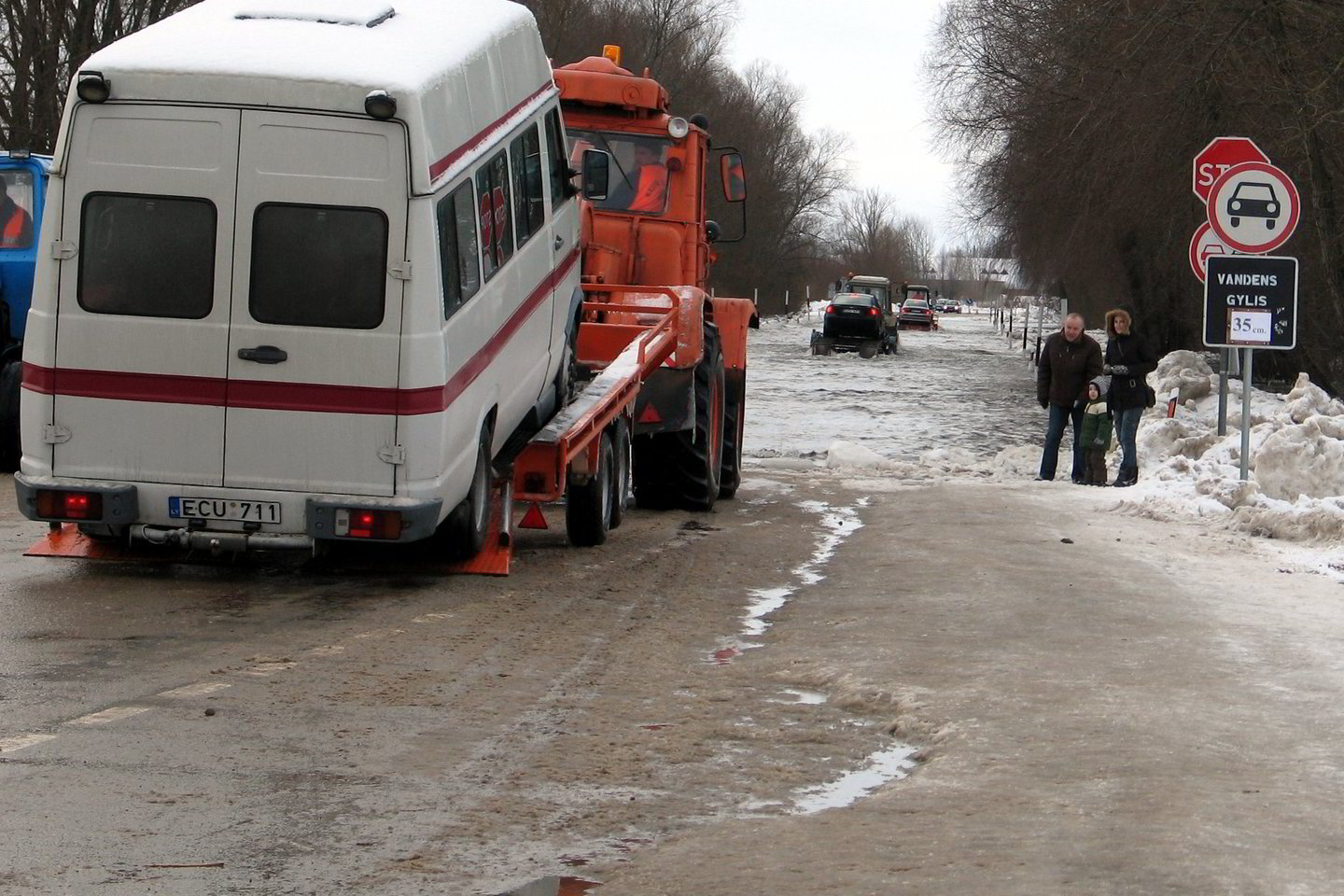 Automobiliai nesugeba įveikti užlieto kelio atkarpų.
