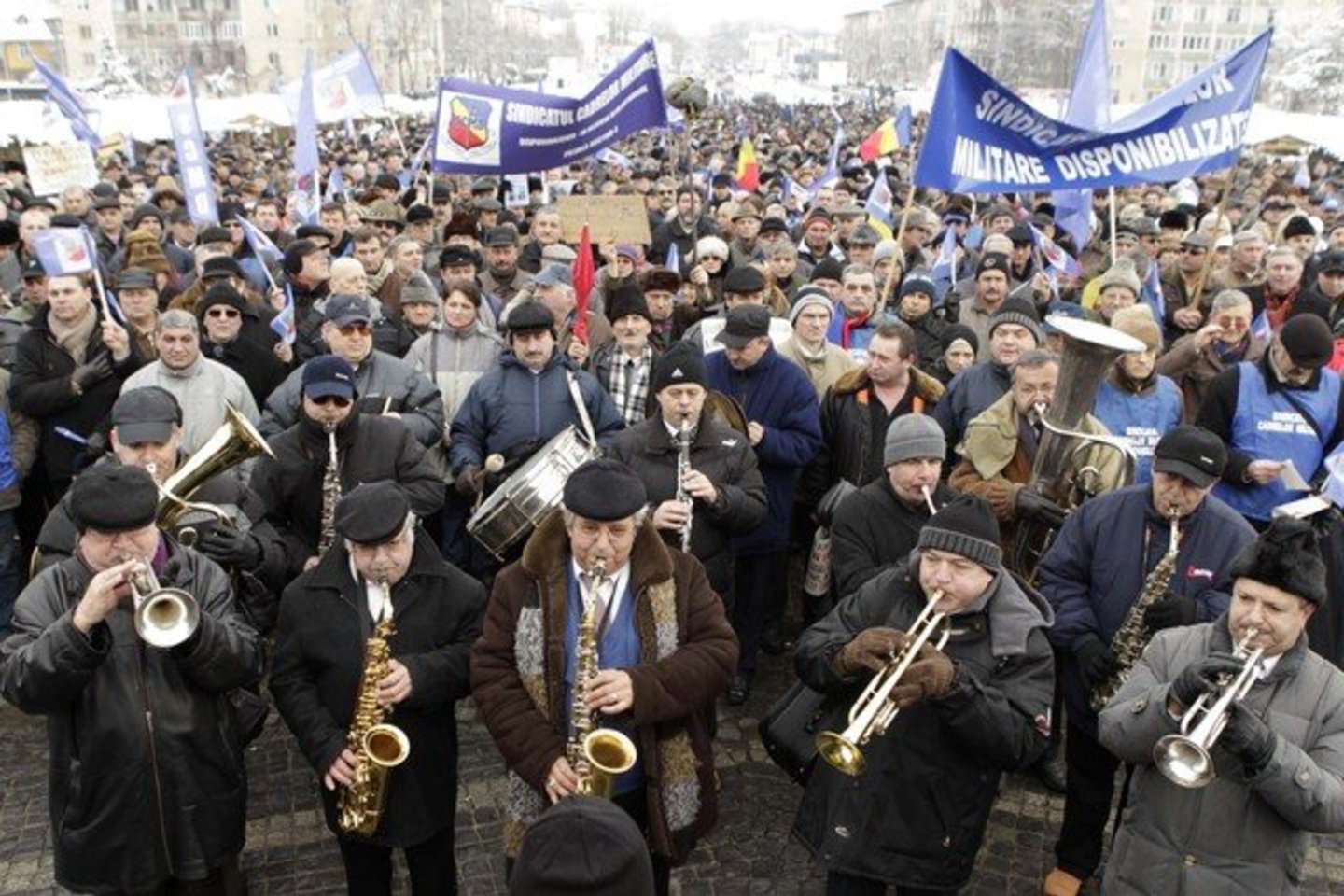 Rumunijos pensininkai protestavo prieš pensijų mažinimą.