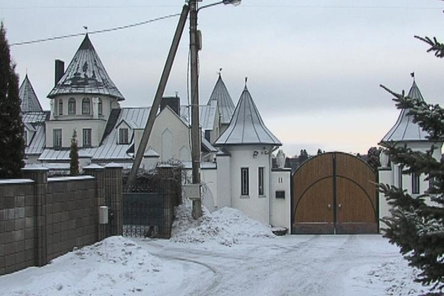 Daktarų šeimos kaimynai vienas po kito aiškino nejaučiantys jokios baimės gyventi šiose apylinkėse.