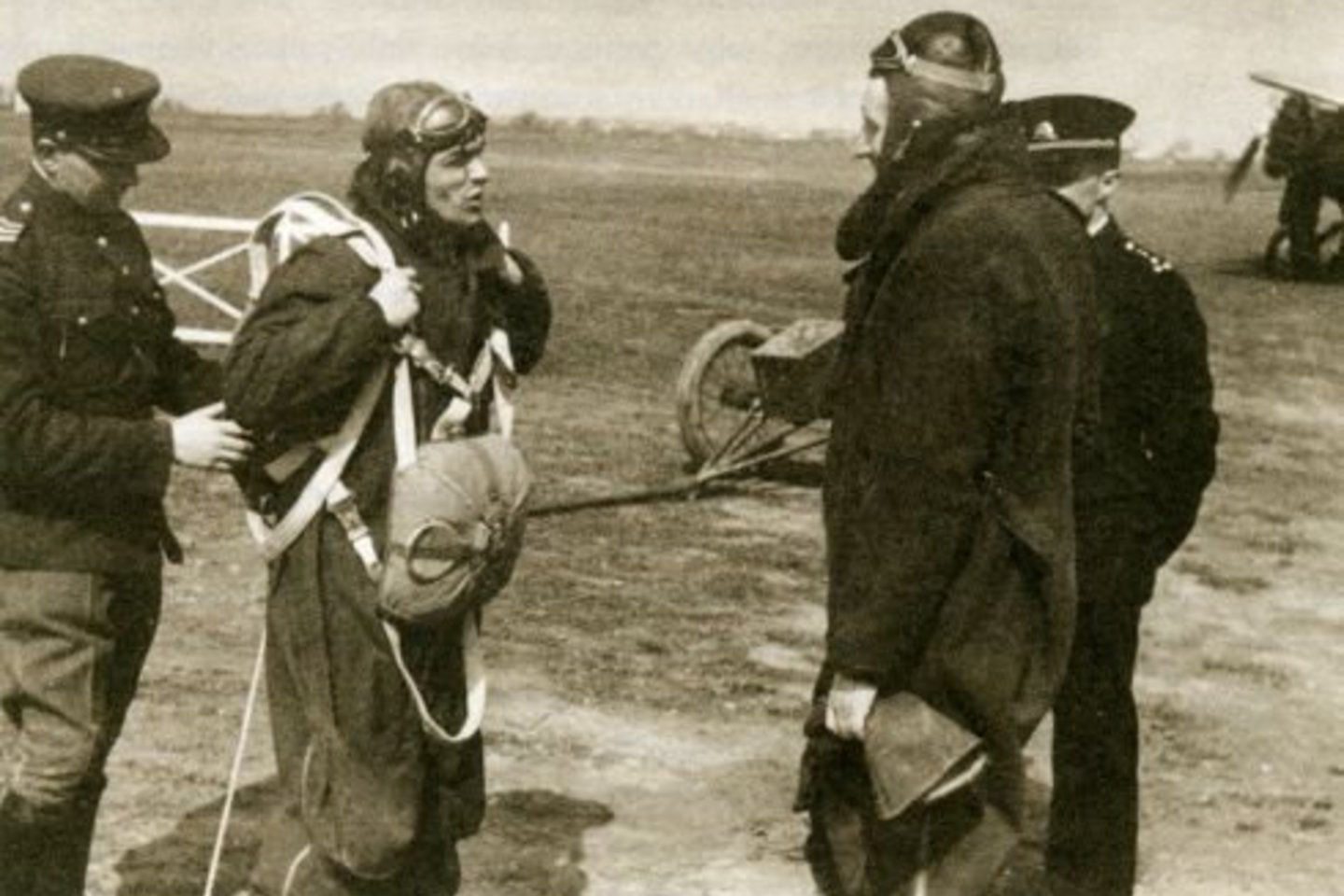 1926 m. sausio 26 d. Kaune pirmasis lietuvis, aviacijos kapitonas Vladas Morkus atliko šuolį parašiutu.