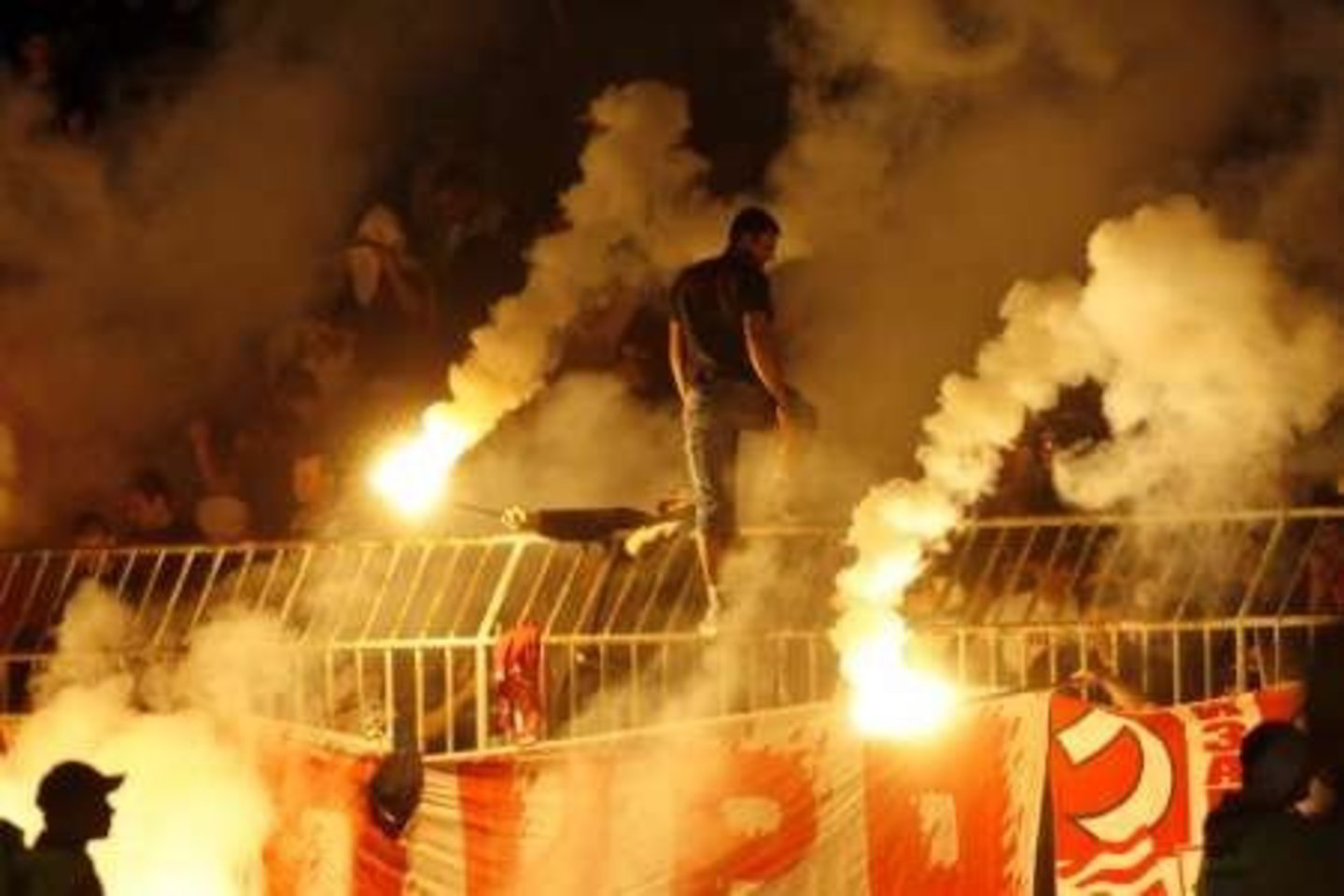 Prancūzijos komandos sirgalius Belgrado centre 2009 metų rugsėjį užpuolė 30 vyrų grupė, kurie buvo ginkluoti geležiniais strypais ir beisbolo lazdomis.