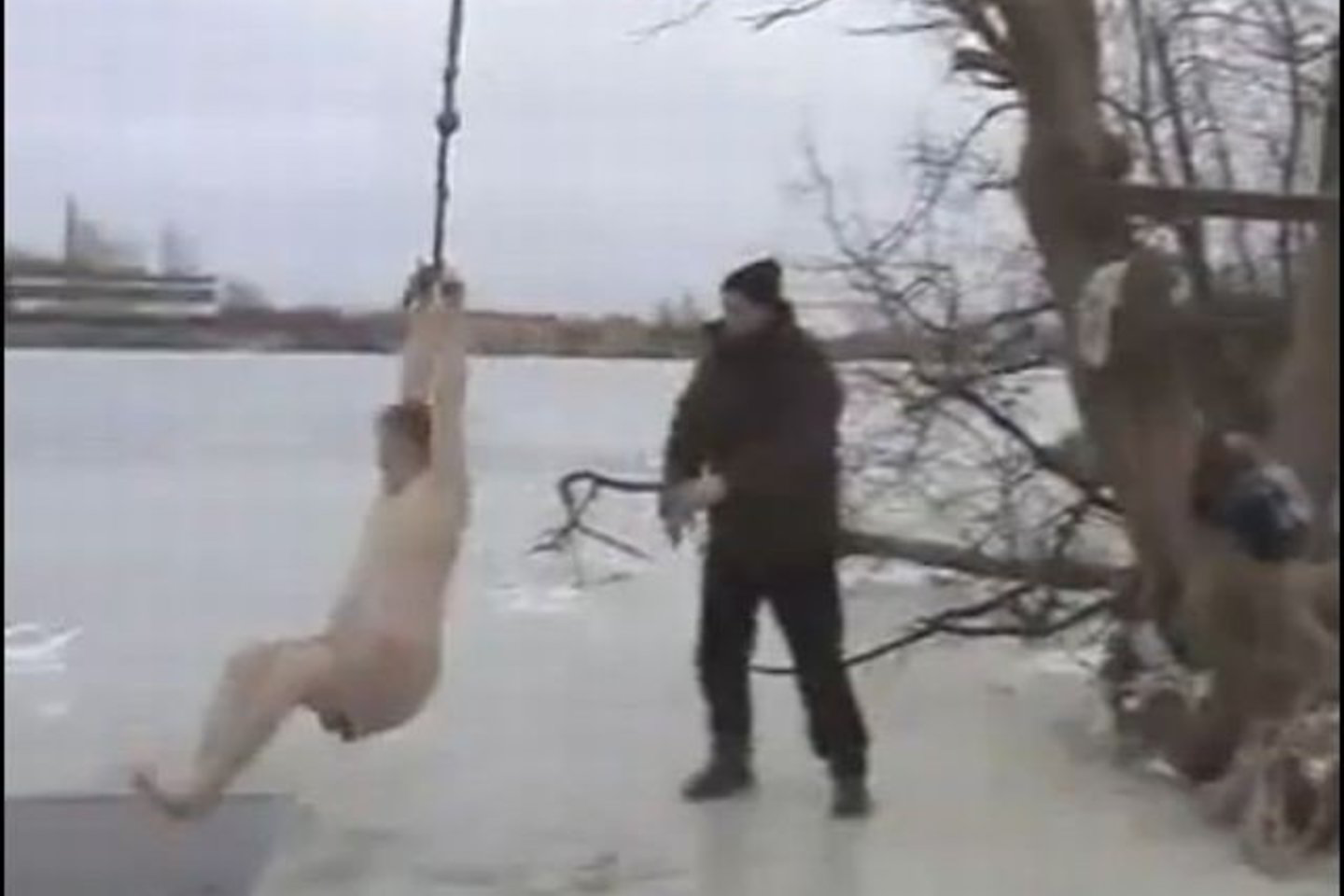 Vyrui pavyko įšokti į eketę.