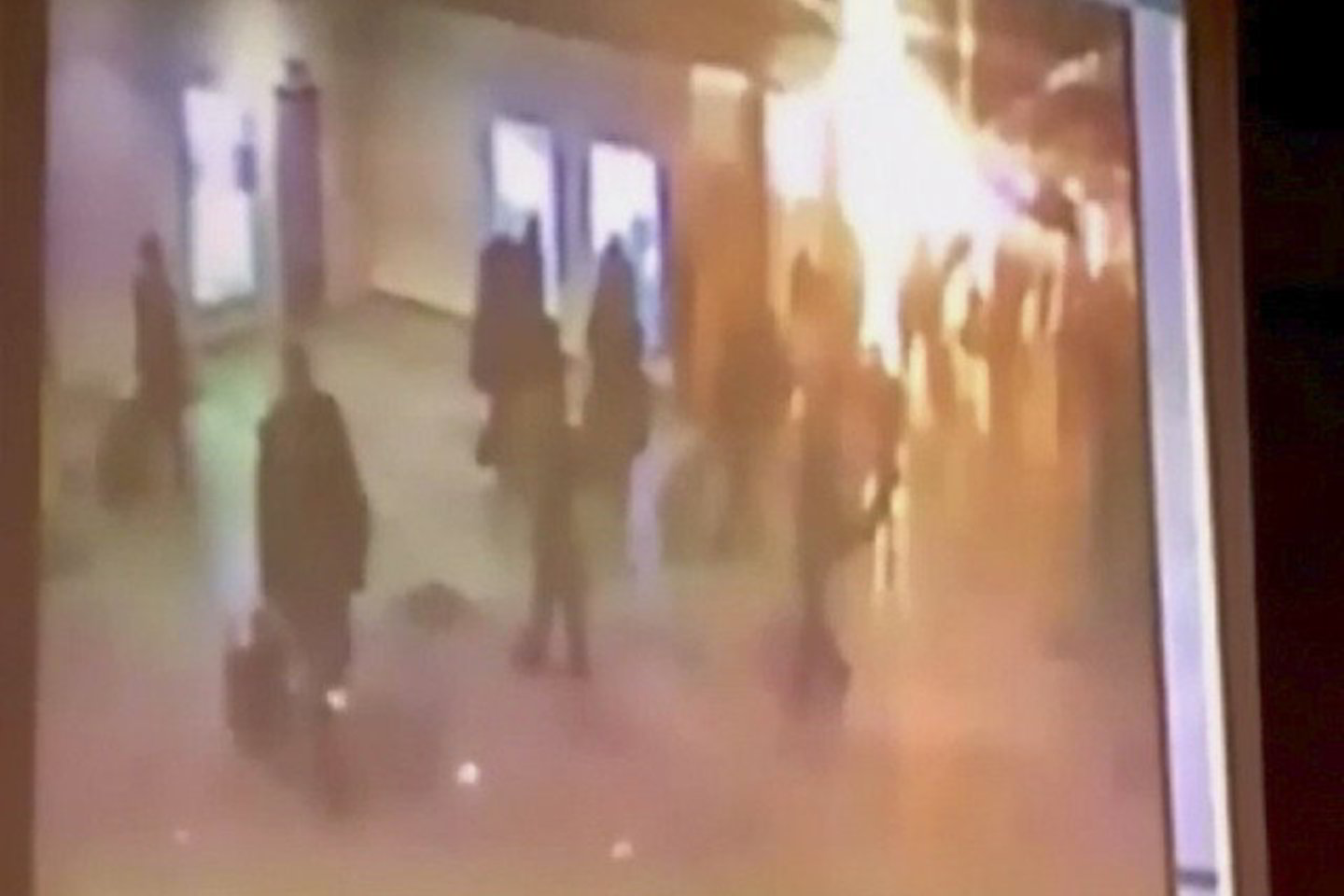 Oro uosto kameros užfiksavo sprogimo akimirką.