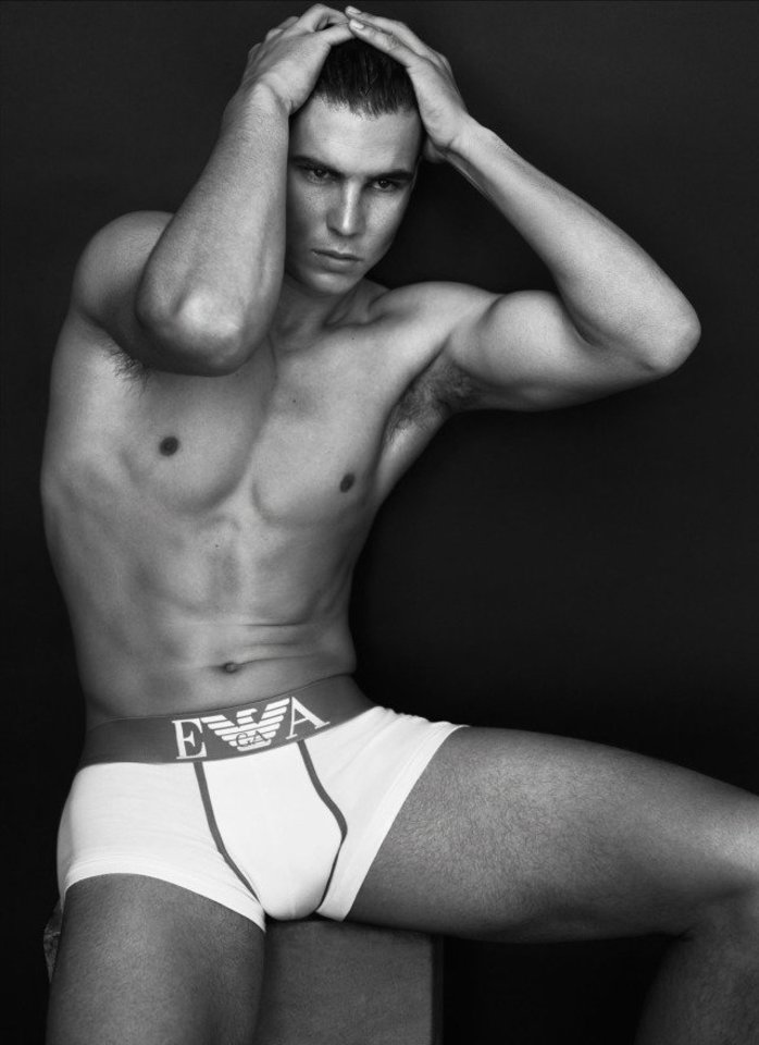 R.Nadalis tapo "Emporio Armani" apatinio trikotažo ir "Armani Jeans" džinsų reklamos veidu.