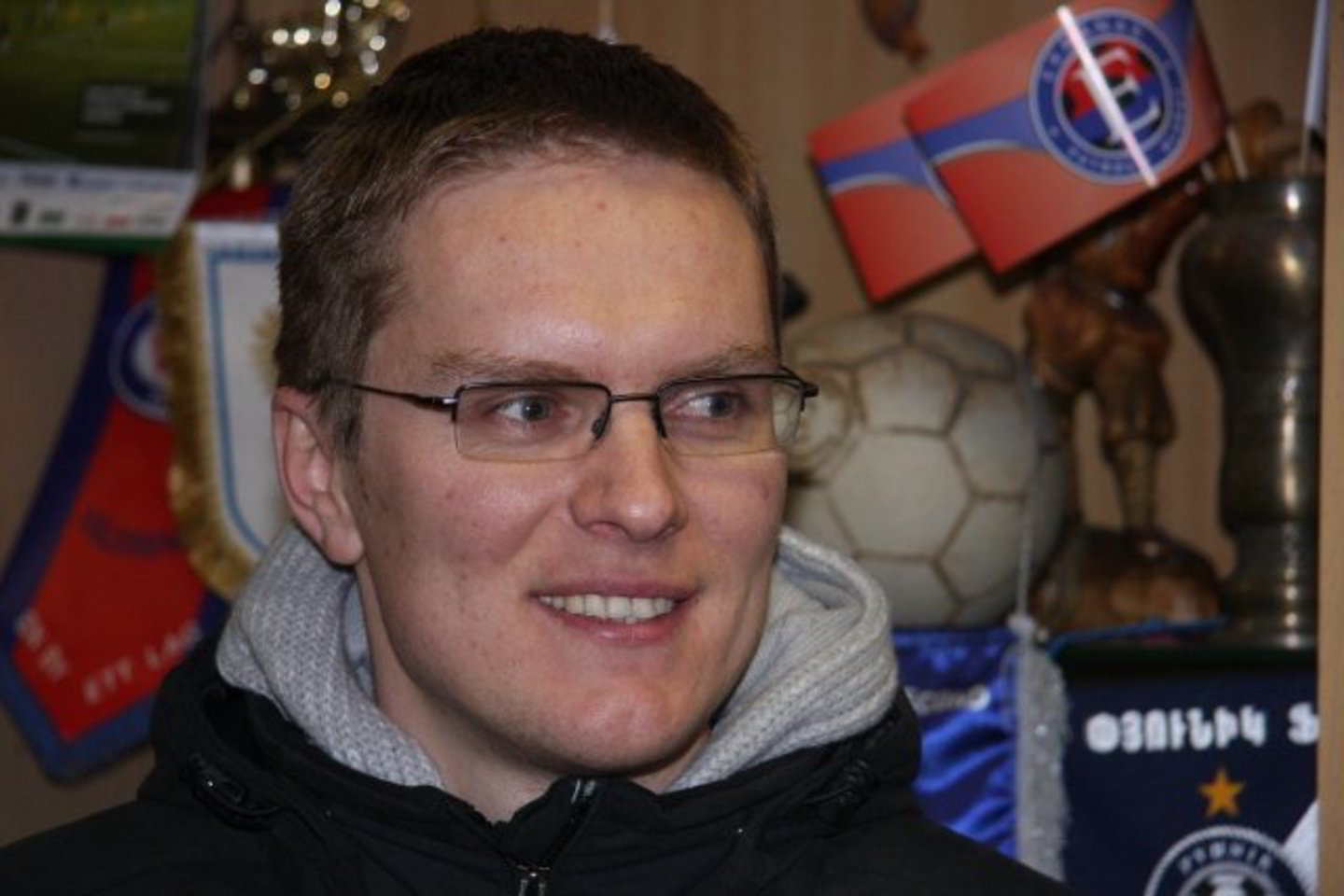 V.Dambrauskas Anglijoje baigė Londono Metropolitan universitetą, sporto mokslų ir treniravimo studijas, įgijo UEFA „B“ kategorijos trenerio kvalifikaciją.