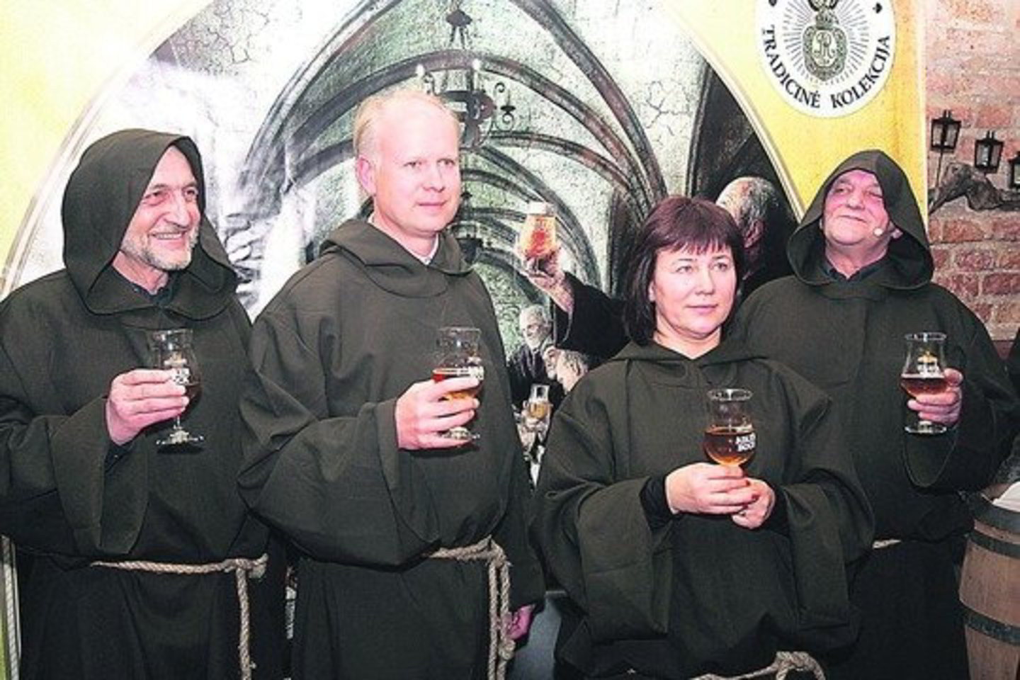 „Švyturio-Utenos alaus” vadovas R.Viršilas (antras iš kairės) ir vyriausioji aludarė Dž.Armonienė naująjį alų pristatė vilkėdami vienuolio abitą.