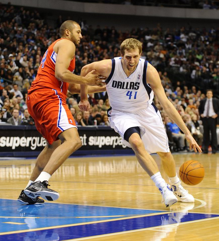NBA rungtynėse „Dallas Mavericks“ žaidėjas Dirkas Nowitzki (dešinėje) veržiasi pro „Los Angeles Clippers“ krepšininką Brianą Cooką.