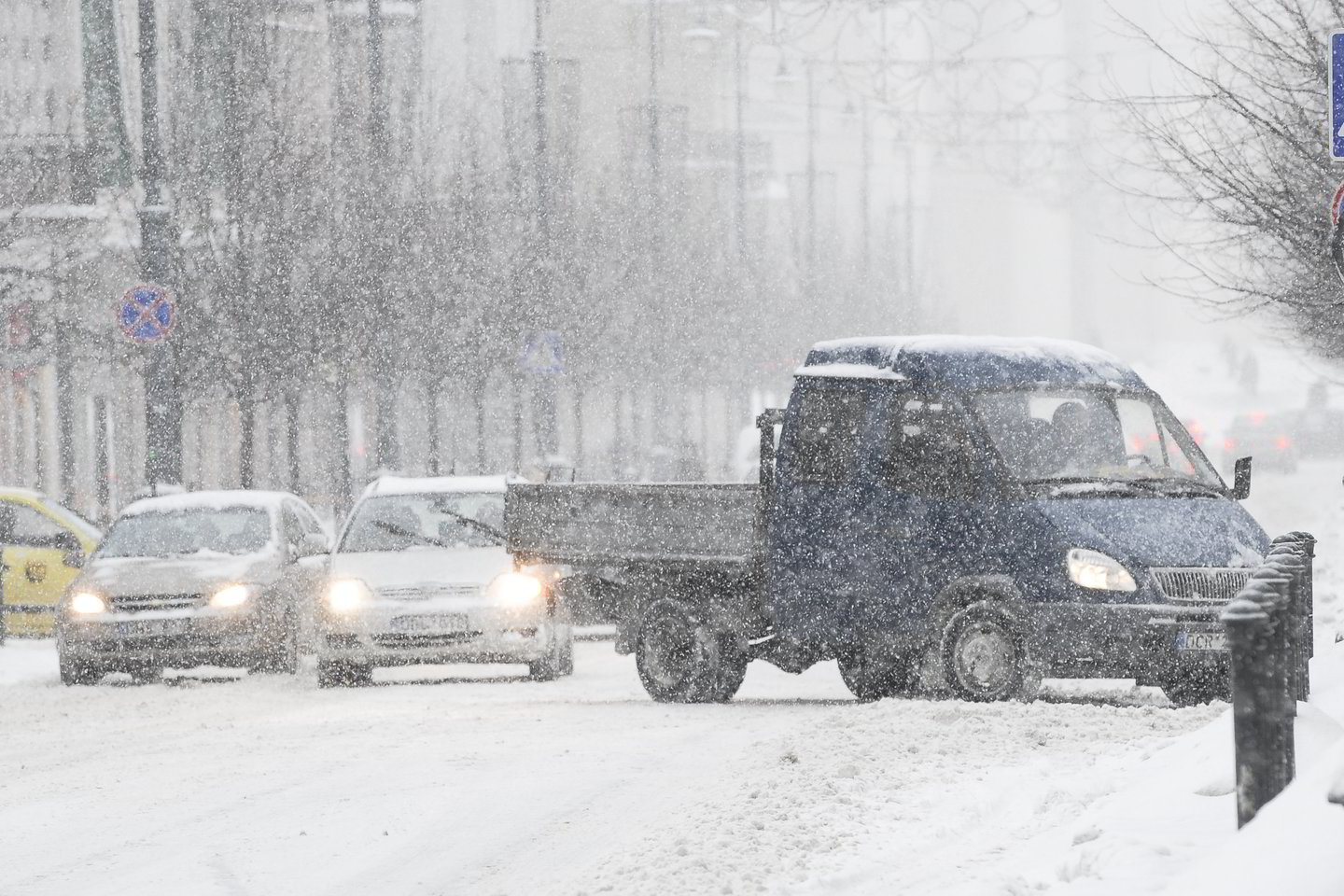 Eismo sąlygos rajoniniuose keliuose yra sudėtingesnės.