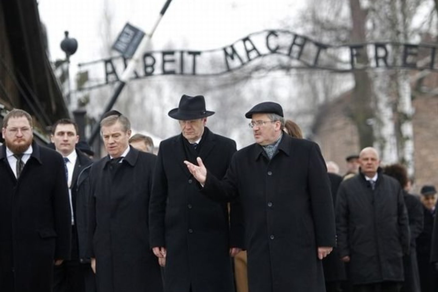 Pagrindinės tragiškos sukakties ceremonijos vyksta pačiame šiurpiame mirties fabrike - Aušvico-Birkenau stovykloje.