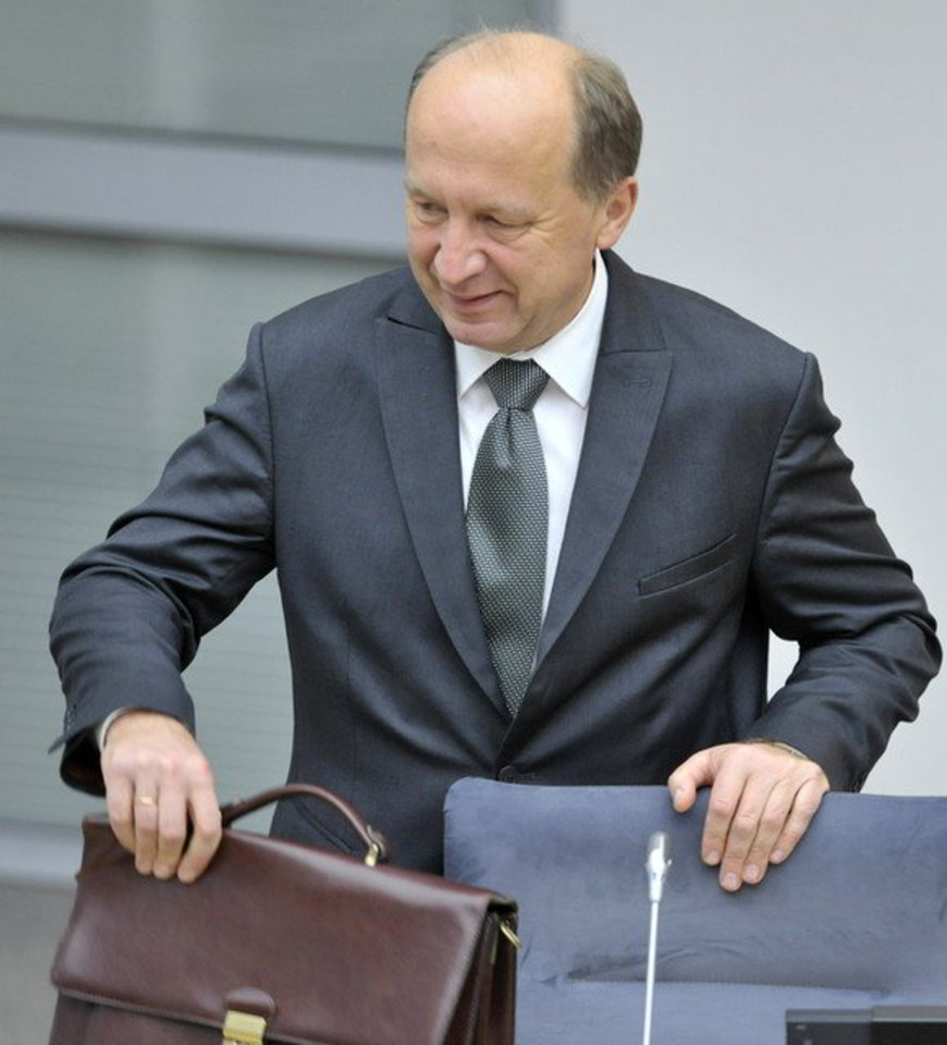 „Visos kalbos apie dešimtis tūkstančių bedarbių ir panašius dalykus yra iš piršto laužtos“, - kalbėjo premjeras.