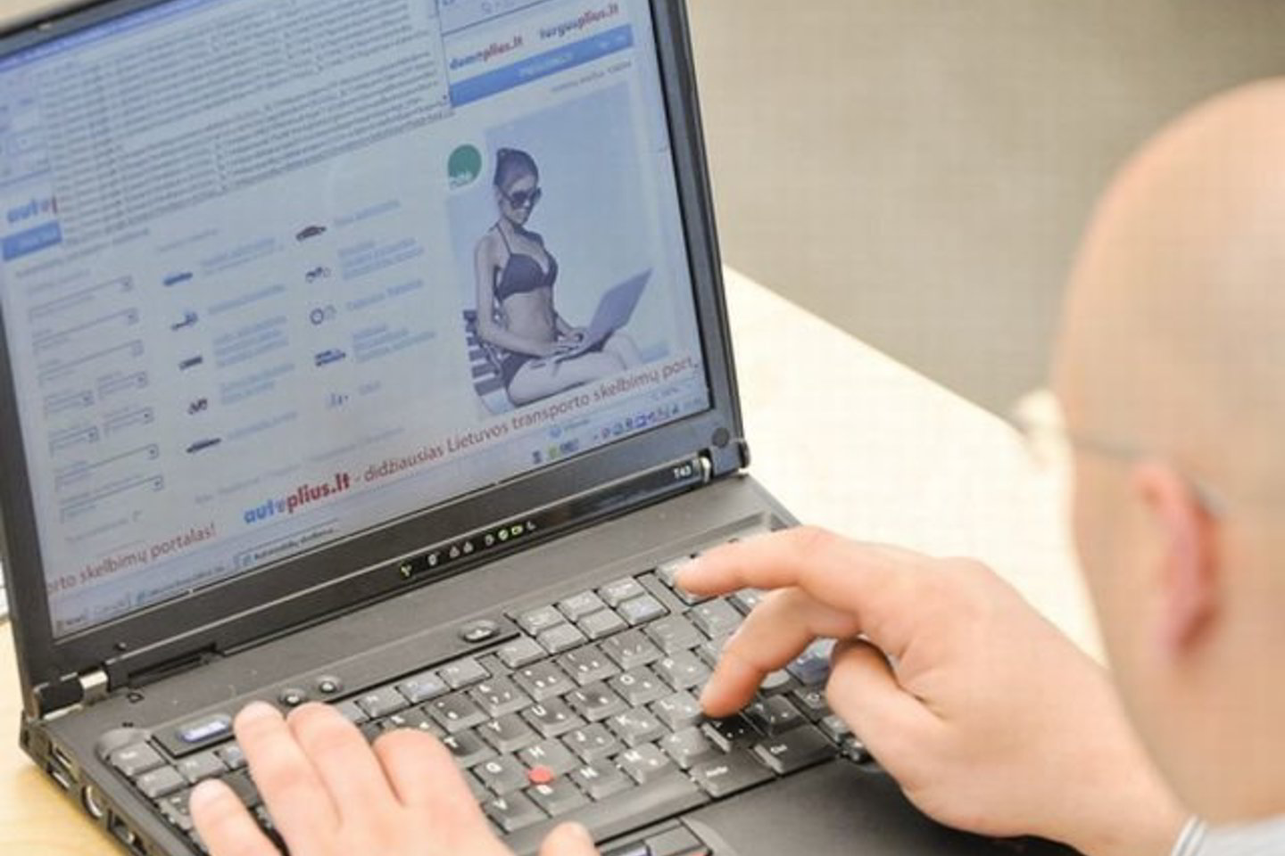 Vis daugiau žmonių perka internetu.