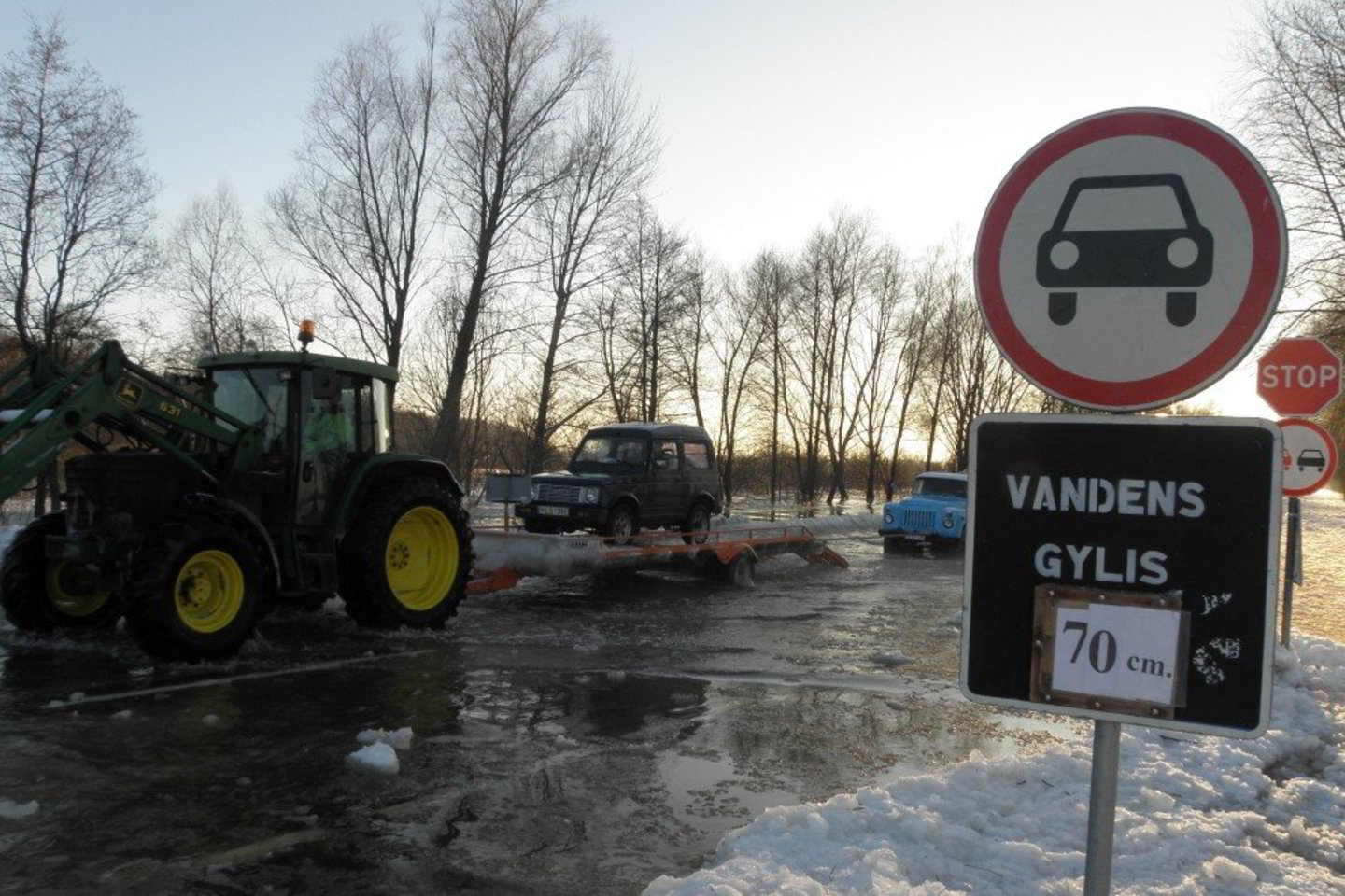 Ženklas skelbia, kad vandens gylis - 70 cm.