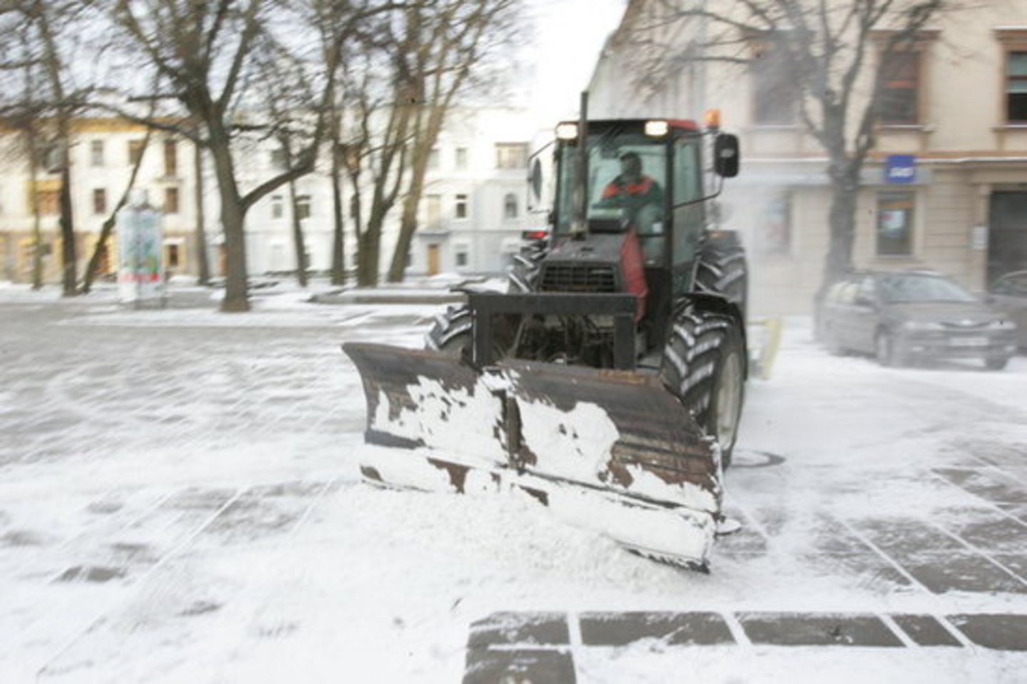 Iš Kauno pagrindinių gatvių vežamas sniegas.