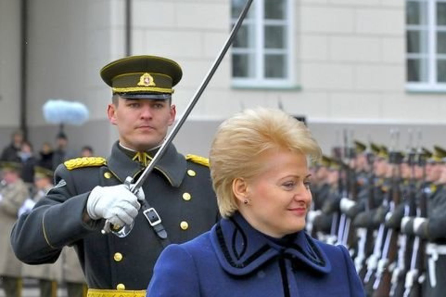 Ne visi tarnybos netekę pareigūnai duris uždaro tyliai. Kai kurie eina teisybės ieškoti teismuose.