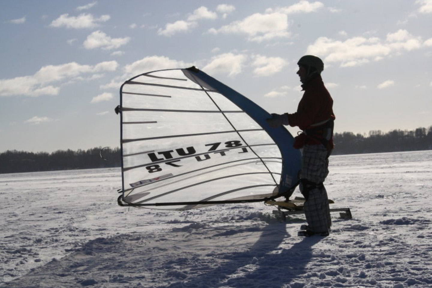 Savaitgalį savo jėgas ir Kauno marių ledo tvirtumą išbandė „Snow Kite Grand Prix 2011“ dalyviai.
