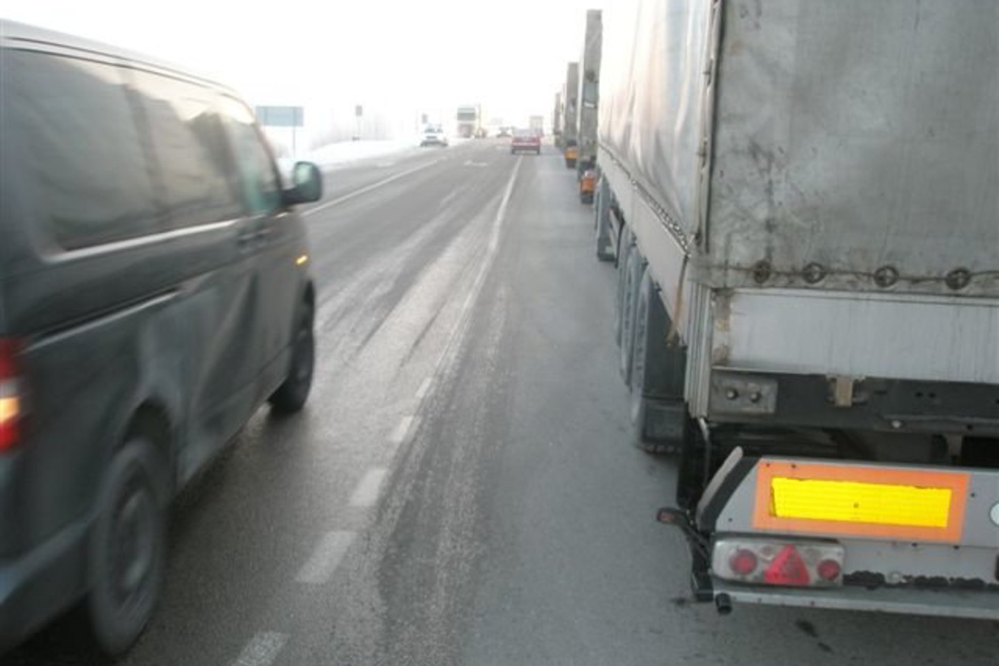 Daugiau nei dvi paskutiniąsias savaites krovinius į Rusiją gabenančios Lenkijos vežėjų firmos savo kelionę baigia Lietuvos terminaluose.