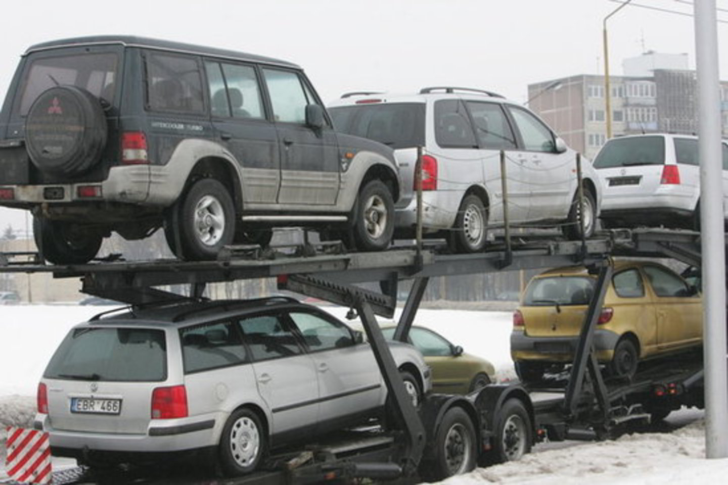 Naudotų lengvųjų automobilių sandorių skaičius Lietuvoje nuosekliai augo visus keturis 2010 m. ketvirčius.