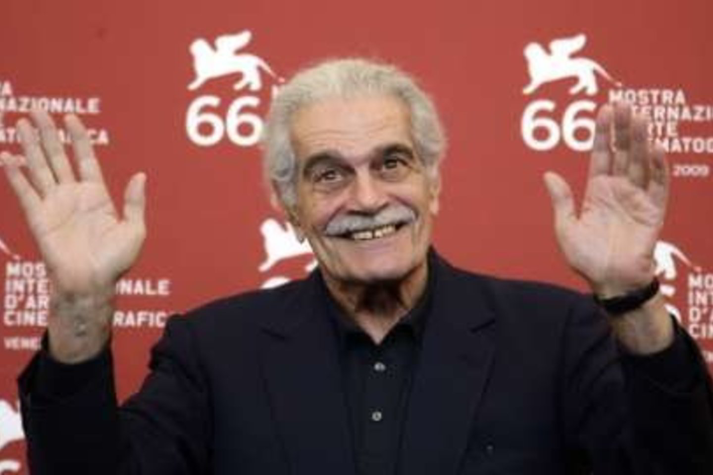 Šiuo metu Kaire esantis O.Sharifas žurnalistams sakė atidžiai stebįs įvykius šalyje.